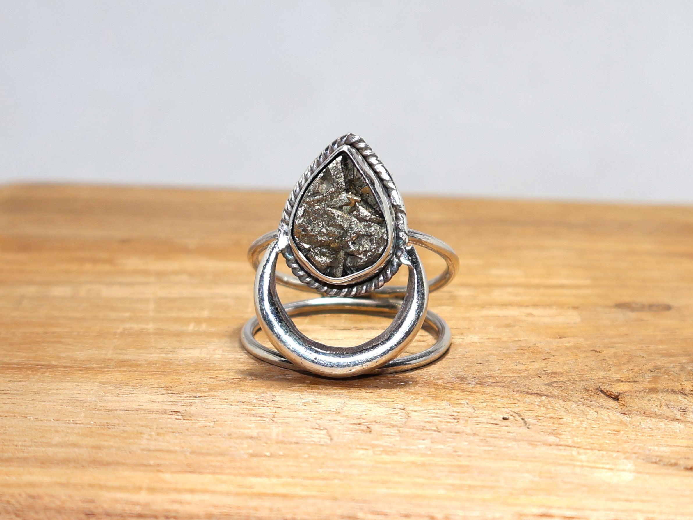 Natürlicher roher Pyrit-Ring, 925er Sterlingsilber-Ring, handgefertigter Ring, rauer Edelstein, böhmischer Ring, zierlicher Ring, Geschenk für sie