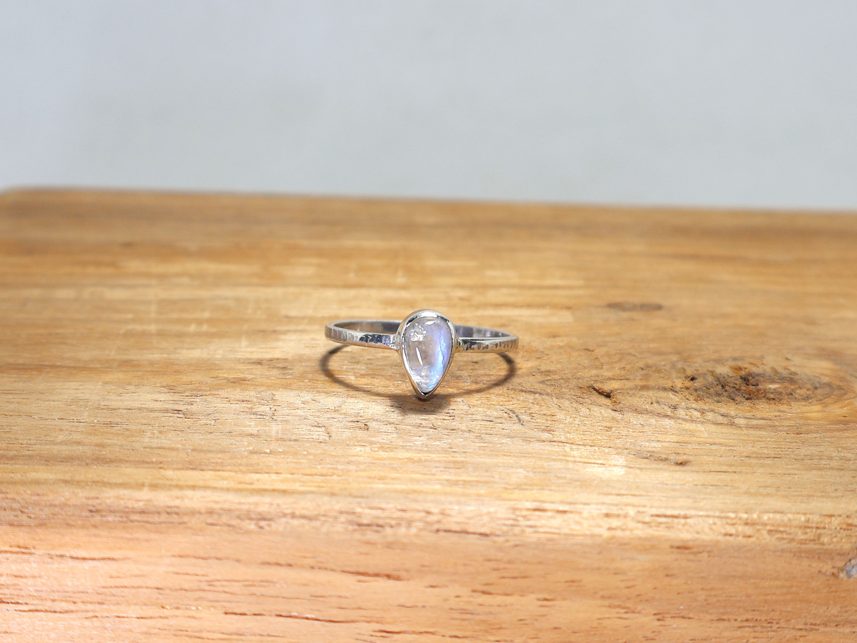 Natürlicher Regenbogen-Mondsteinring 925 Sterling Silber Ring handgefertigter blauer Feuer-Edelstein Juni Geburtssteinring Birnenformring