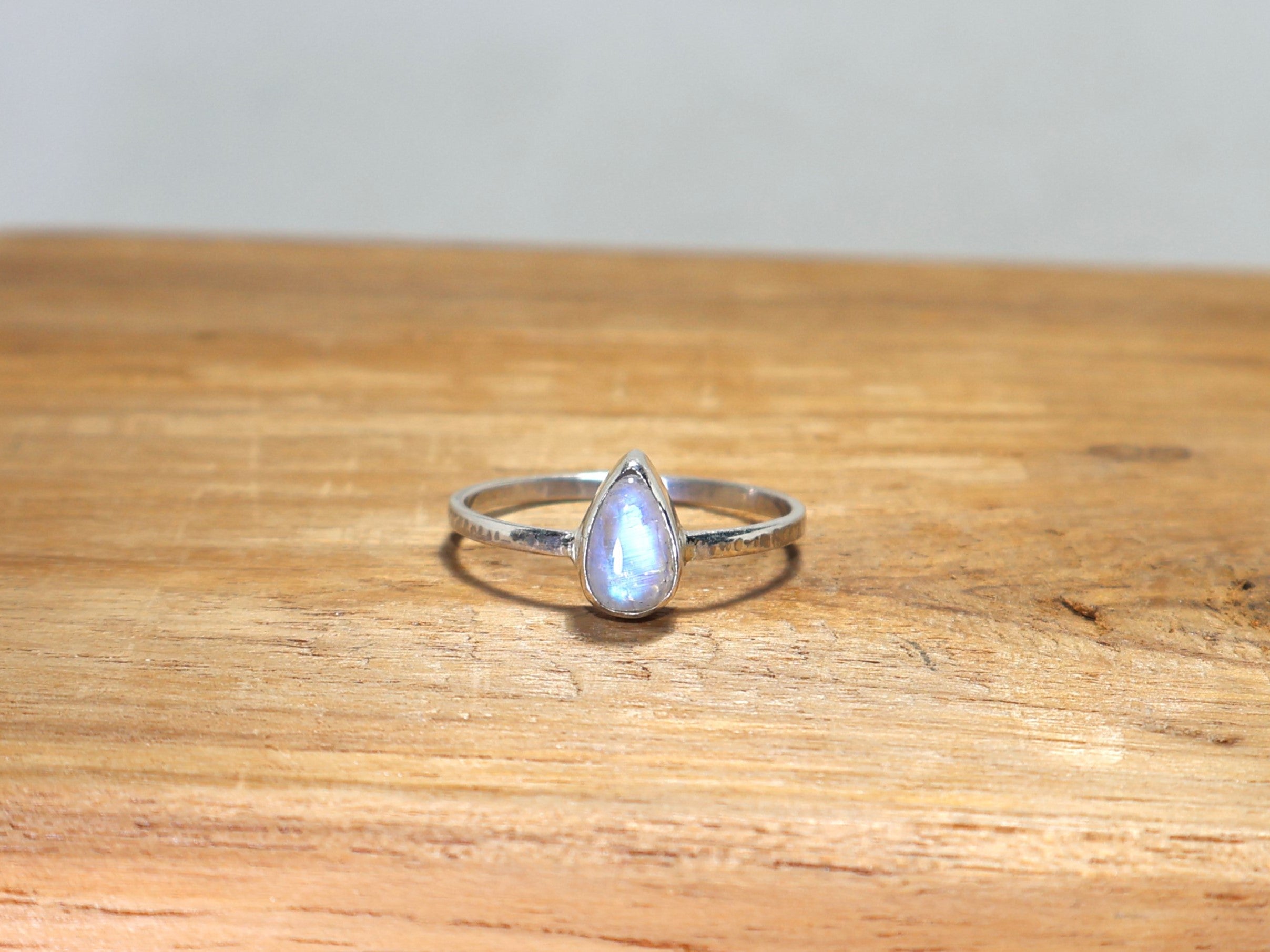 Natürlicher Regenbogen-Mondsteinring 925 Sterling Silber Ring handgefertigter blauer Feuer-Edelstein Juni Geburtssteinring Birnenformring