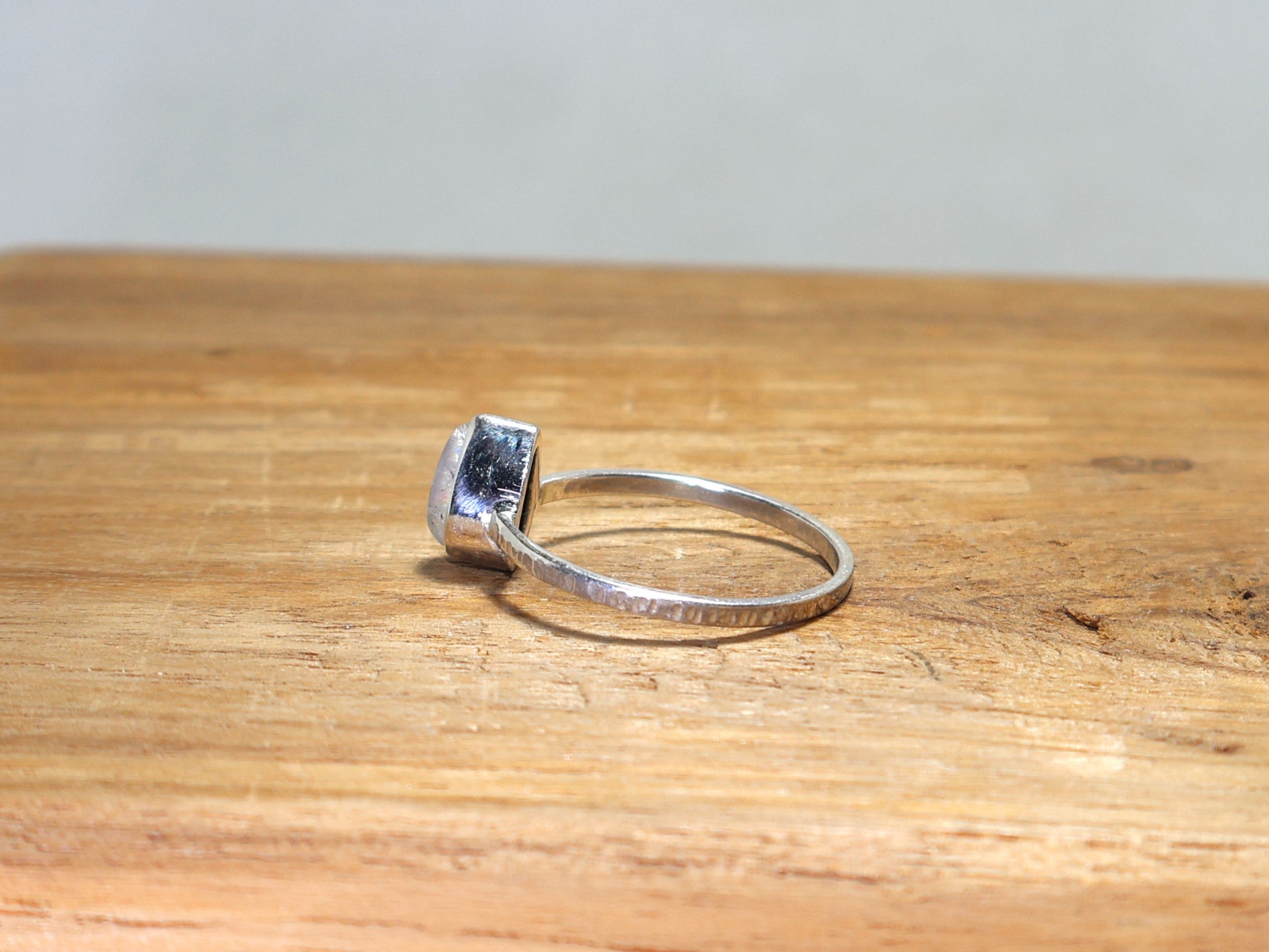 Natürlicher Regenbogen-Mondsteinring 925 Sterling Silber Ring handgefertigter blauer Feuer-Edelstein Juni Geburtssteinring Birnenformring
