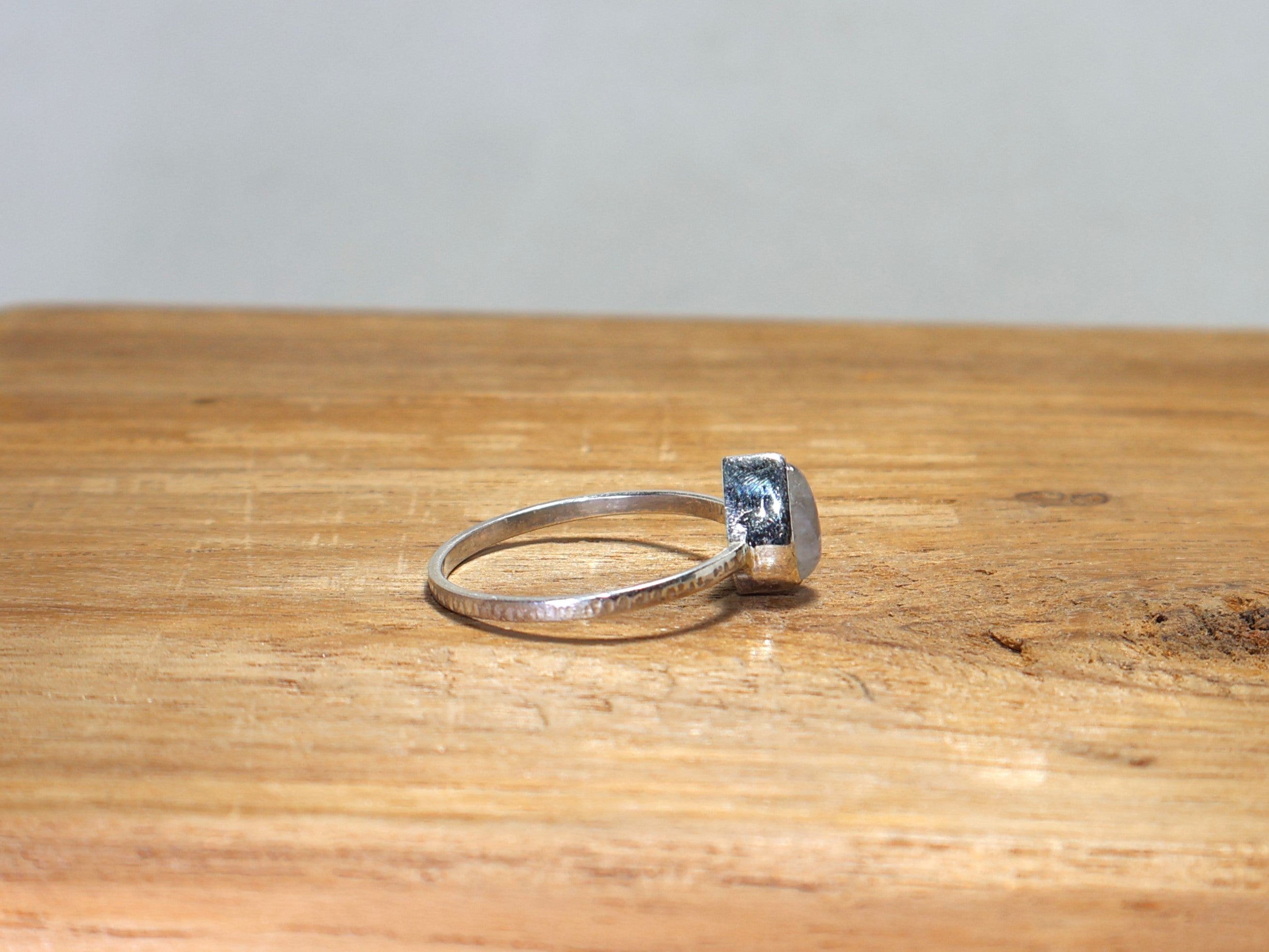 Natürlicher Regenbogen-Mondsteinring 925 Sterling Silber Ring handgefertigter blauer Feuer-Edelstein Juni Geburtssteinring Birnenformring