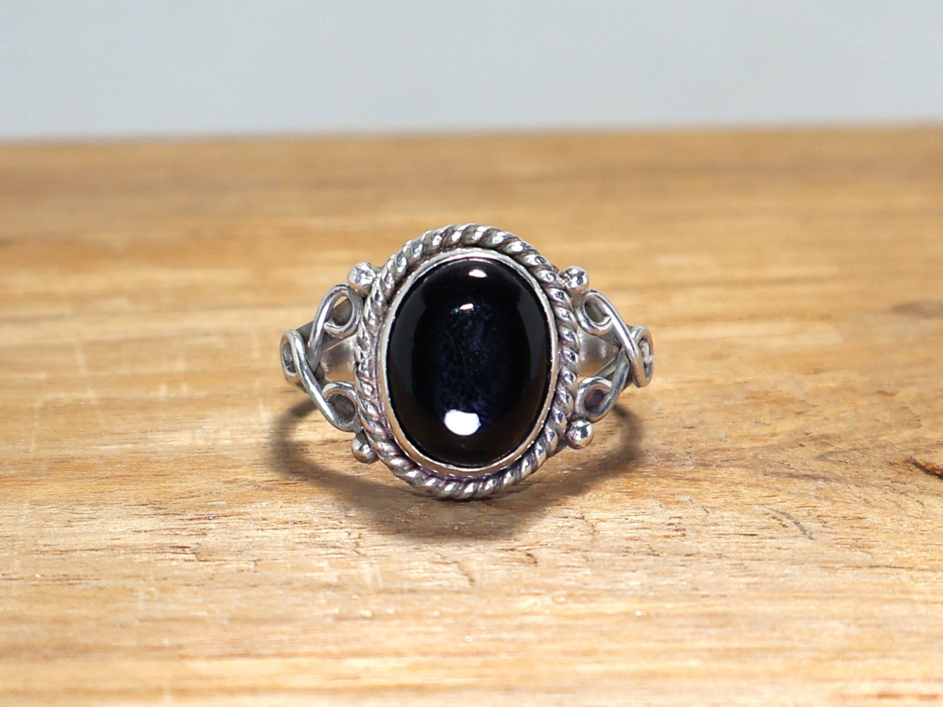Designer Ring aus schwarzem Onyx, handgefertigter Ring mit ovalem Edelstein, Statement-Ring, Geschenk für sie, Ring aus 925er Sterlingsilber, einzigartiger Ring, oxidierter Ring