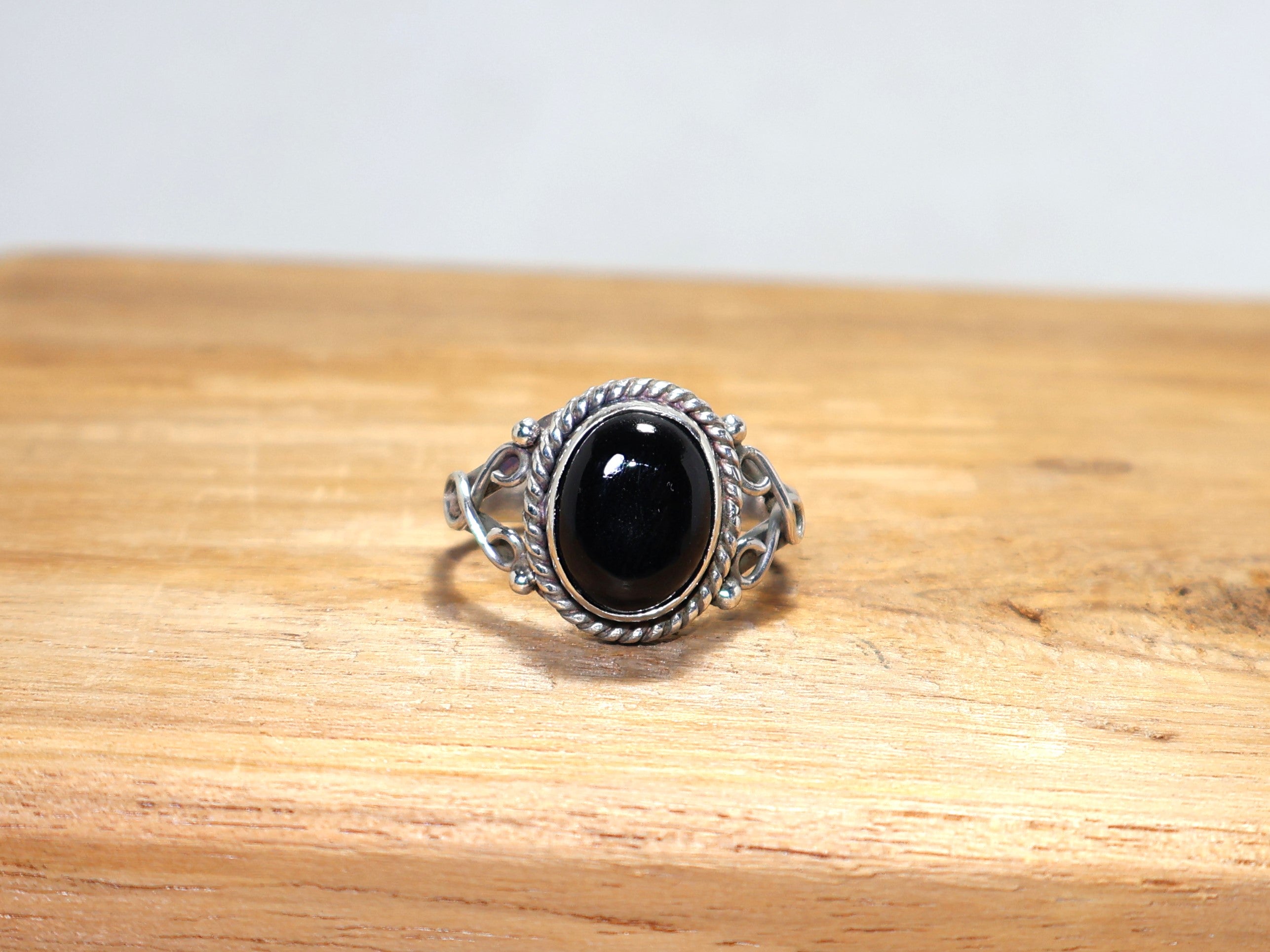 Designer Ring aus schwarzem Onyx, handgefertigter Ring mit ovalem Edelstein, Statement-Ring, Geschenk für sie, Ring aus 925er Sterlingsilber, einzigartiger Ring, oxidierter Ring