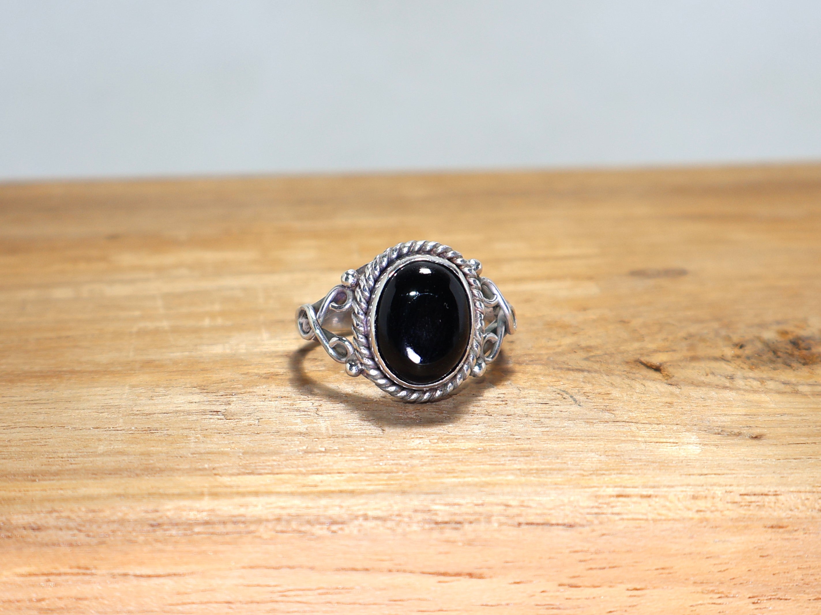 Designer Ring aus schwarzem Onyx, handgefertigter Ring mit ovalem Edelstein, Statement-Ring, Geschenk für sie, Ring aus 925er Sterlingsilber, einzigartiger Ring, oxidierter Ring