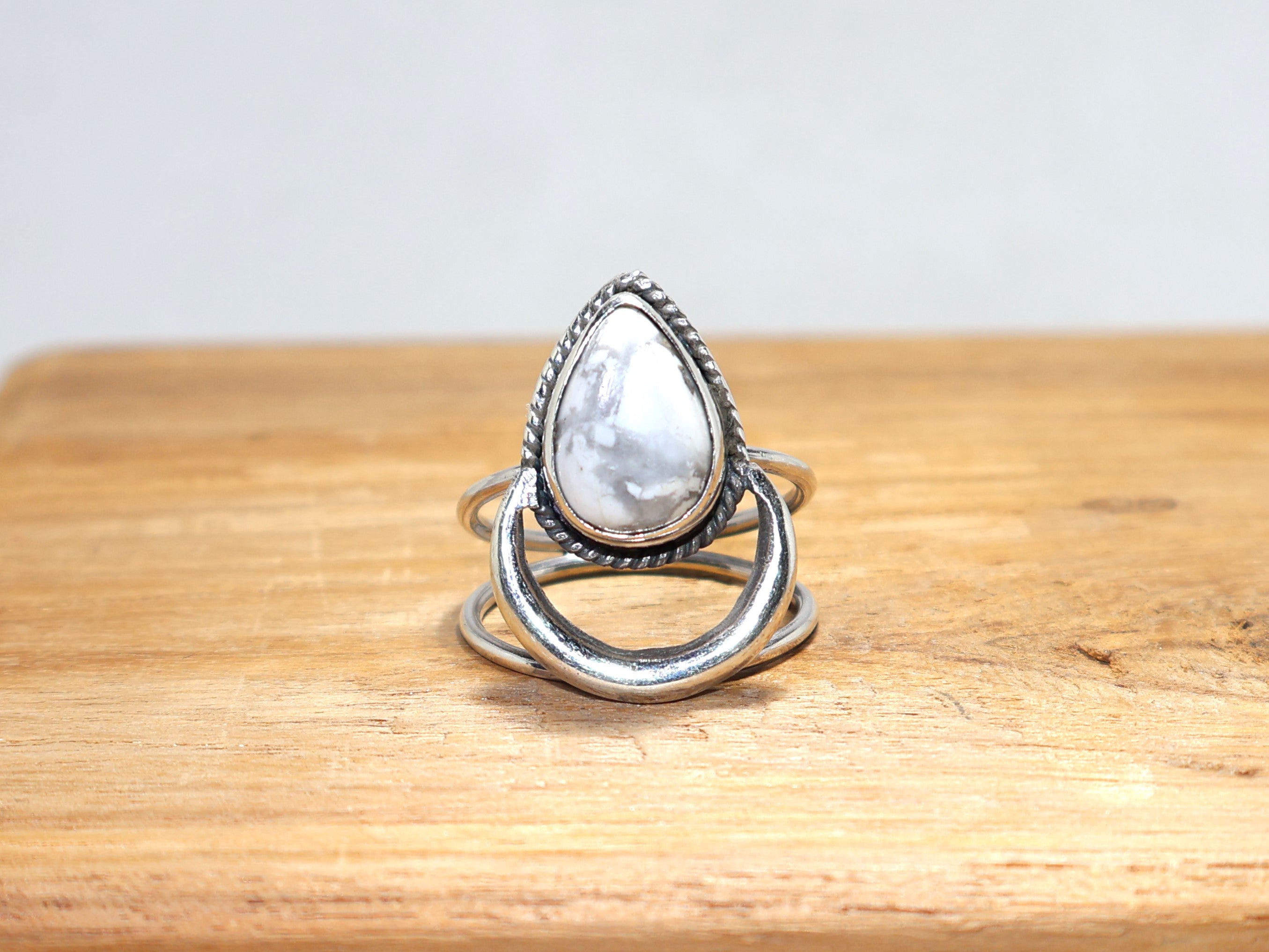 Weißer Howlith Ring Natur Edelstein Ring 925 Massiv Silber Ring Handgefertigter Silber Ring Tropfenförmiger Stein Boho Silber Ring Damen Ring