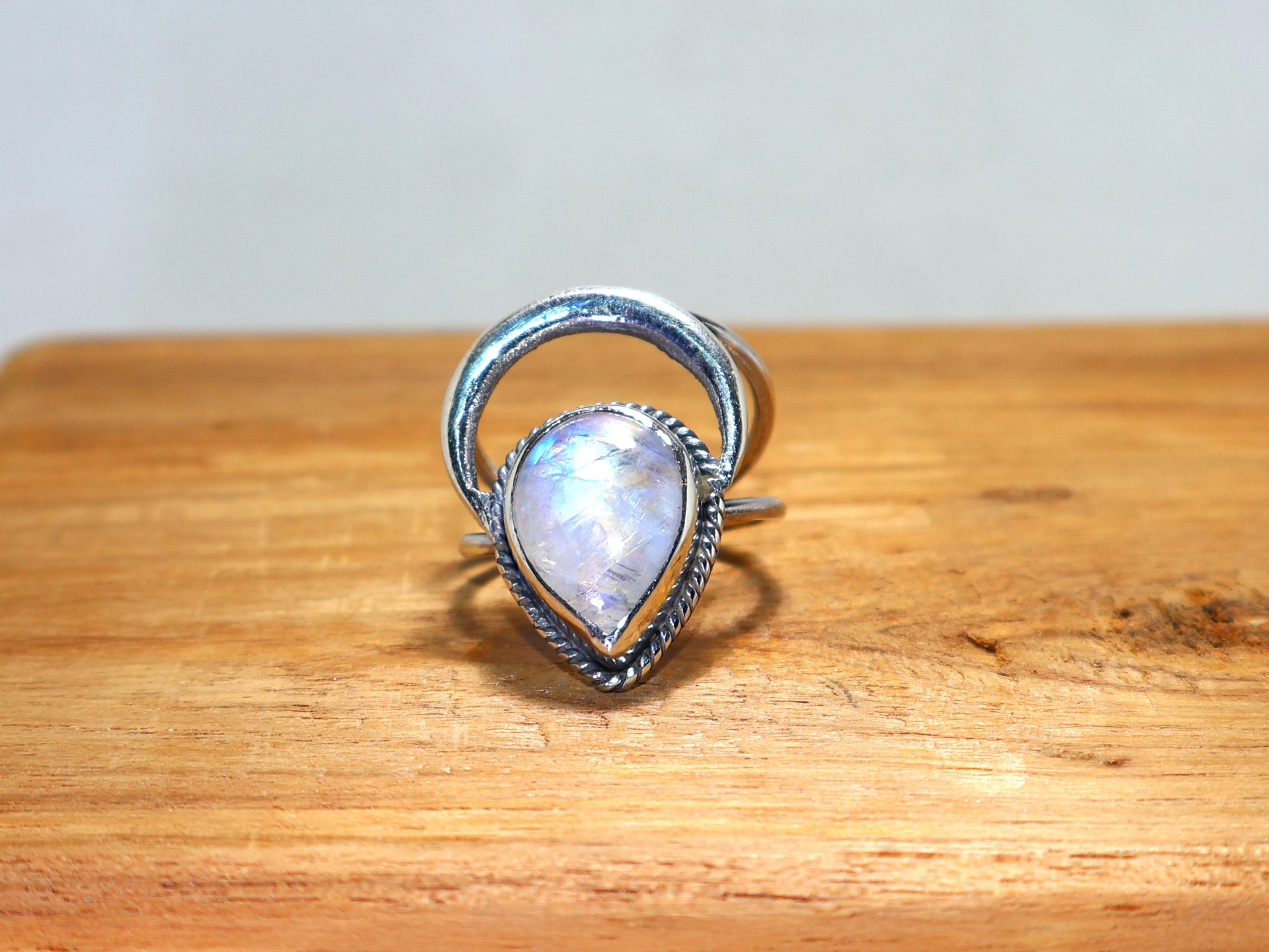 Natürlicher Regenbogen-Mondstein Silberring Handgemachter 925 Sterling Silber Tropfen Edelsteinring Geschenk Für Sie Blauer Feuer-Mondsteinring