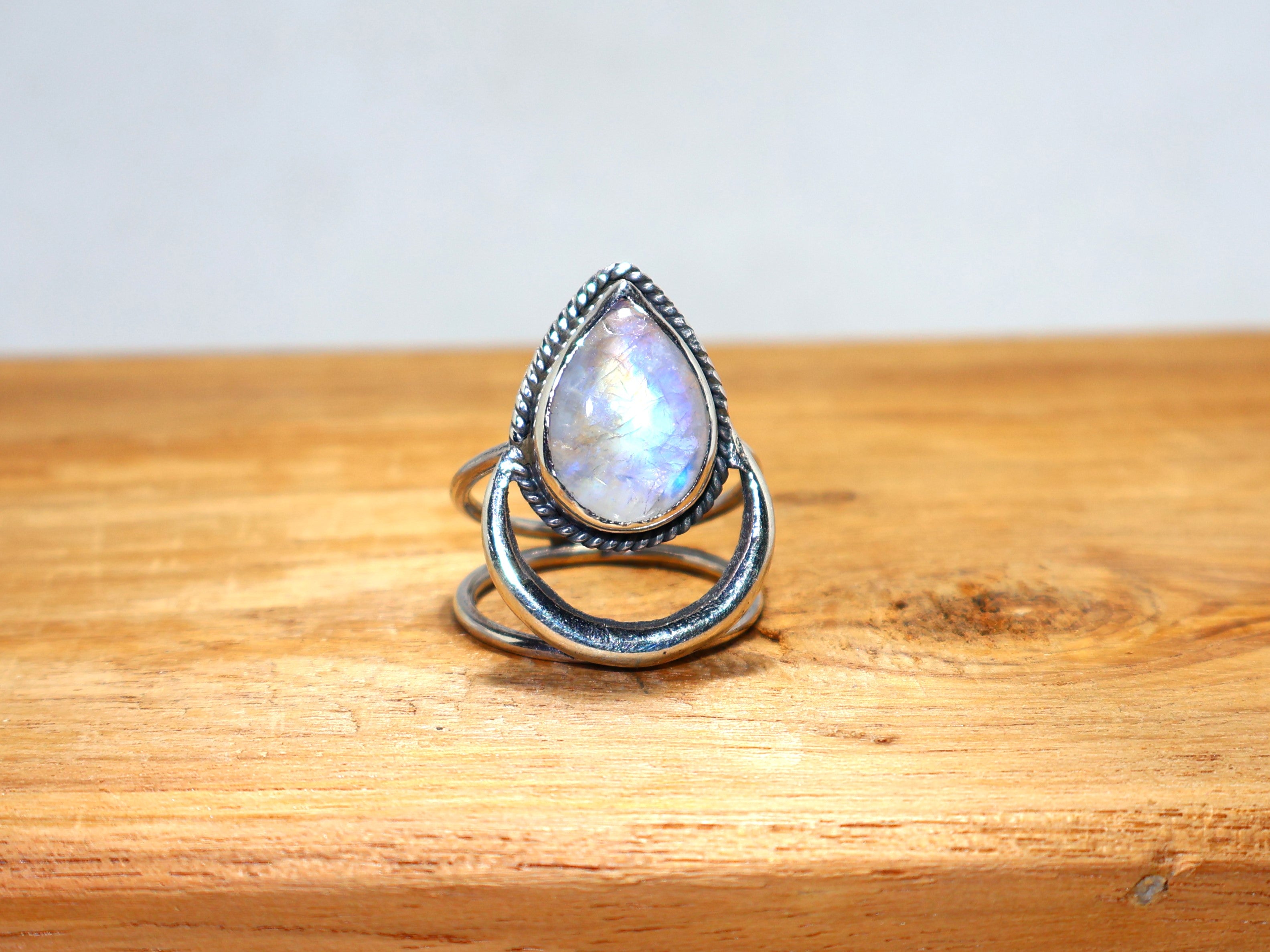 Natürlicher Regenbogen-Mondstein Silberring Handgemachter 925 Sterling Silber Tropfen Edelsteinring Geschenk Für Sie Blauer Feuer-Mondsteinring