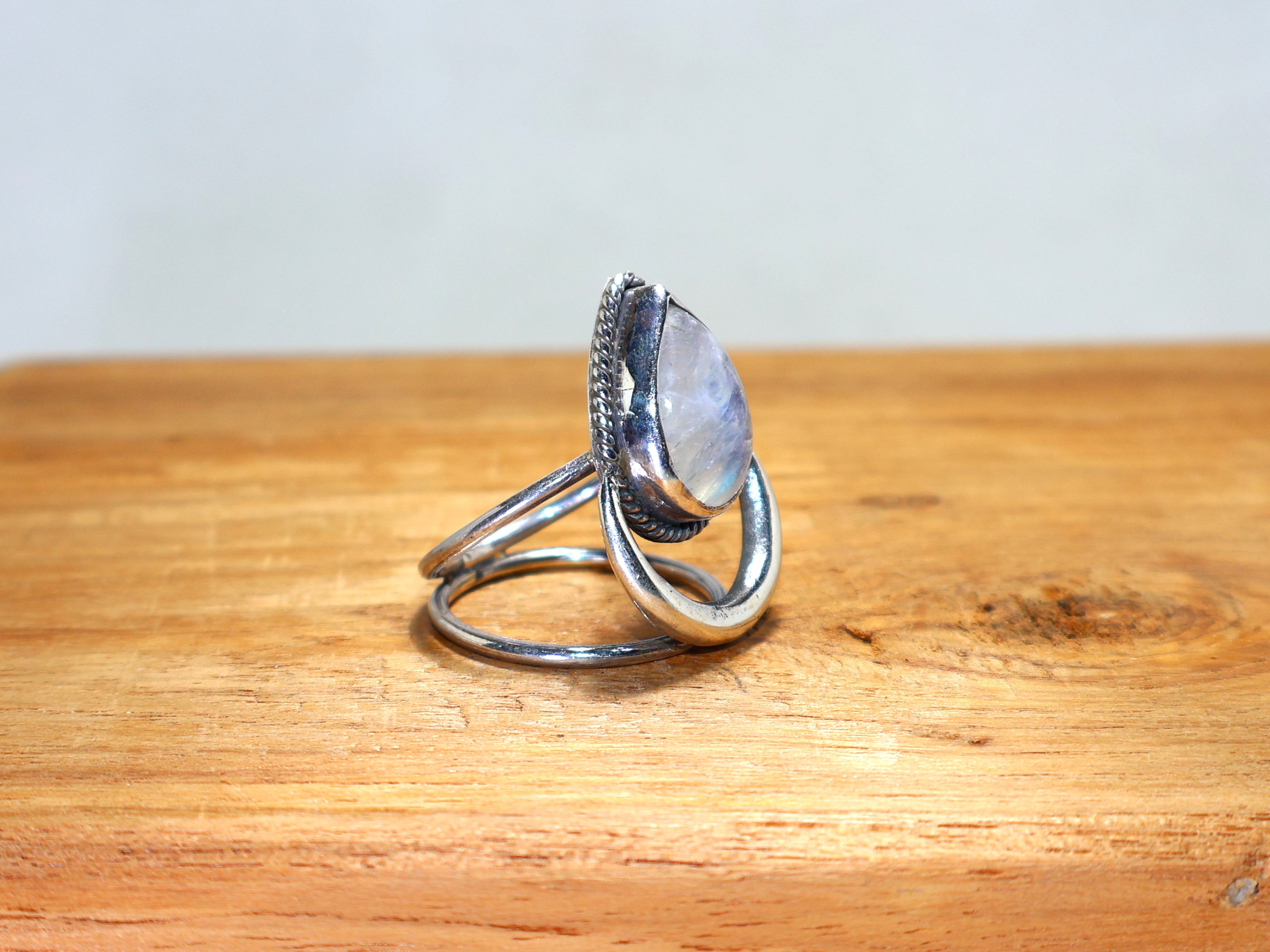 Natürlicher Regenbogen-Mondstein Silberring Handgemachter 925 Sterling Silber Tropfen Edelsteinring Geschenk Für Sie Blauer Feuer-Mondsteinring