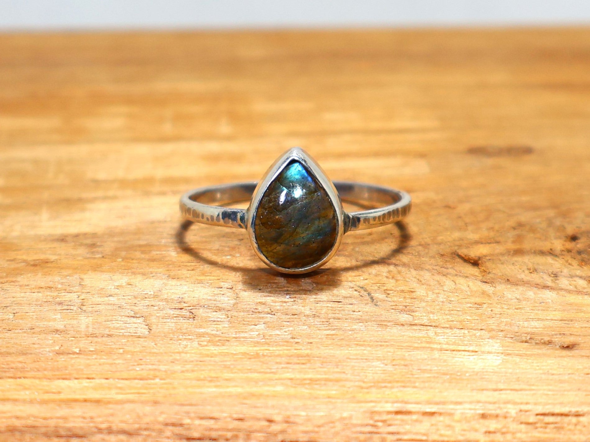 Birnenförmiger Labradorit-Silberring 925 Sterling Silber Blauer auffälliger Edelstein Stapelring Geschenk für Sie Geburtssteinring