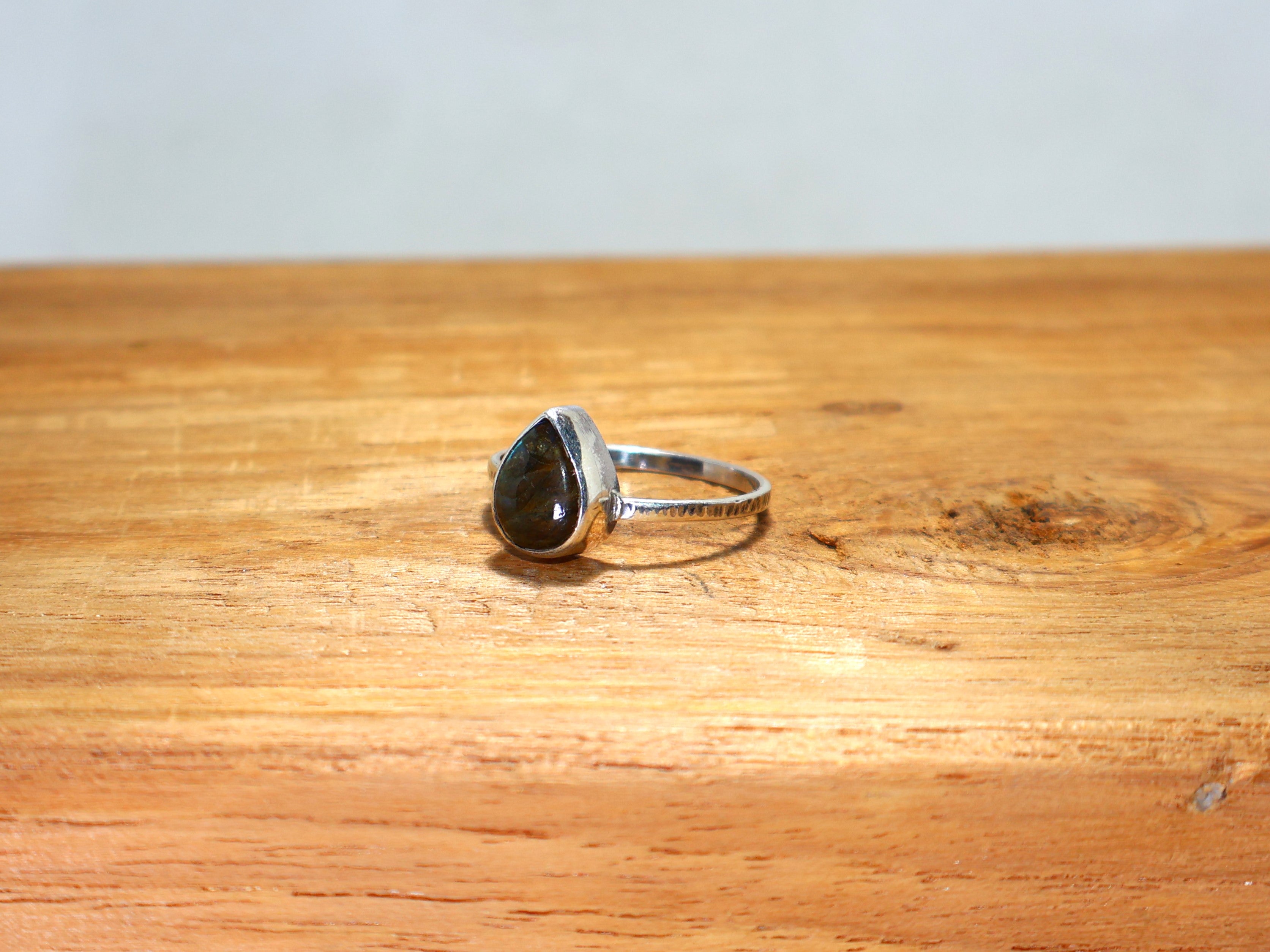 Birnenförmiger Labradorit-Silberring 925 Sterling Silber Blauer auffälliger Edelstein Stapelring Geschenk für Sie Geburtssteinring
