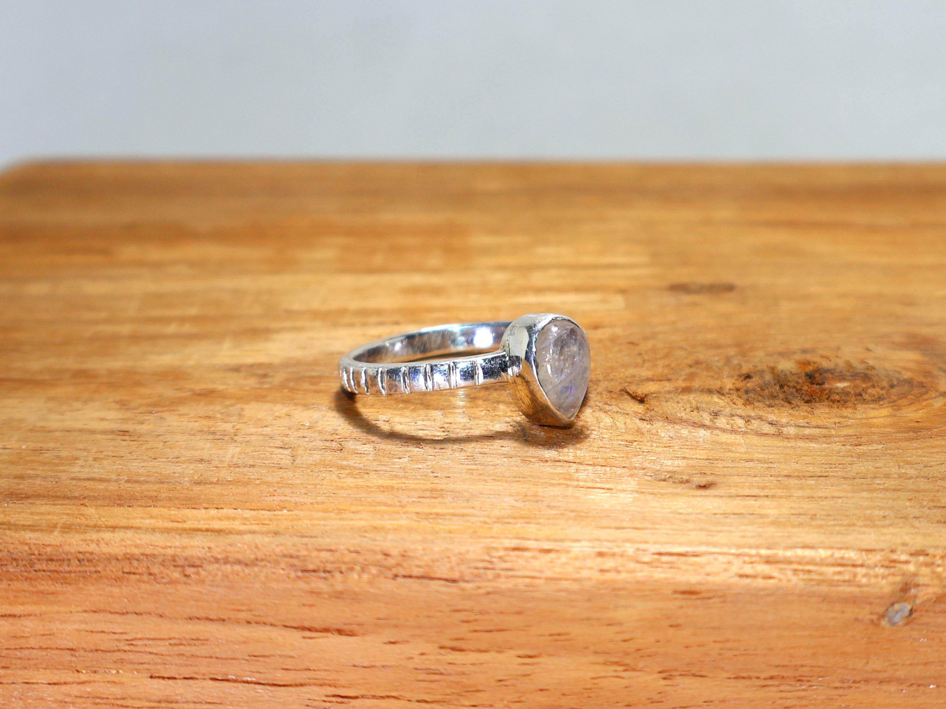 Blauer Feuer-Regenbogen-Mondstein-Stapelring Tränen-Edelsteinring 925er Sterlingsilberring Winziger Ring