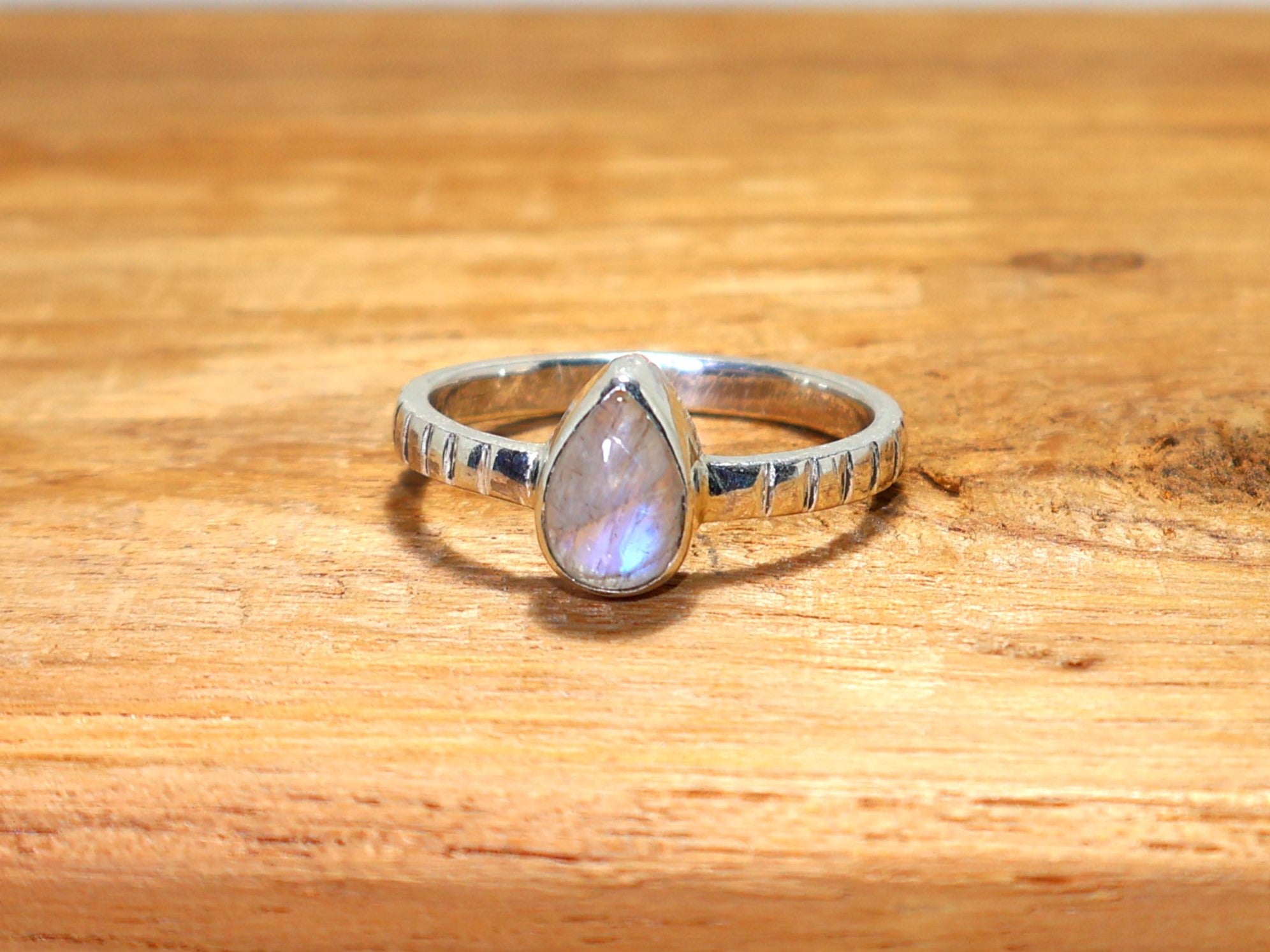 Blauer Feuer-Regenbogen-Mondstein-Stapelring Tränen-Edelsteinring 925er Sterlingsilberring Winziger Ring