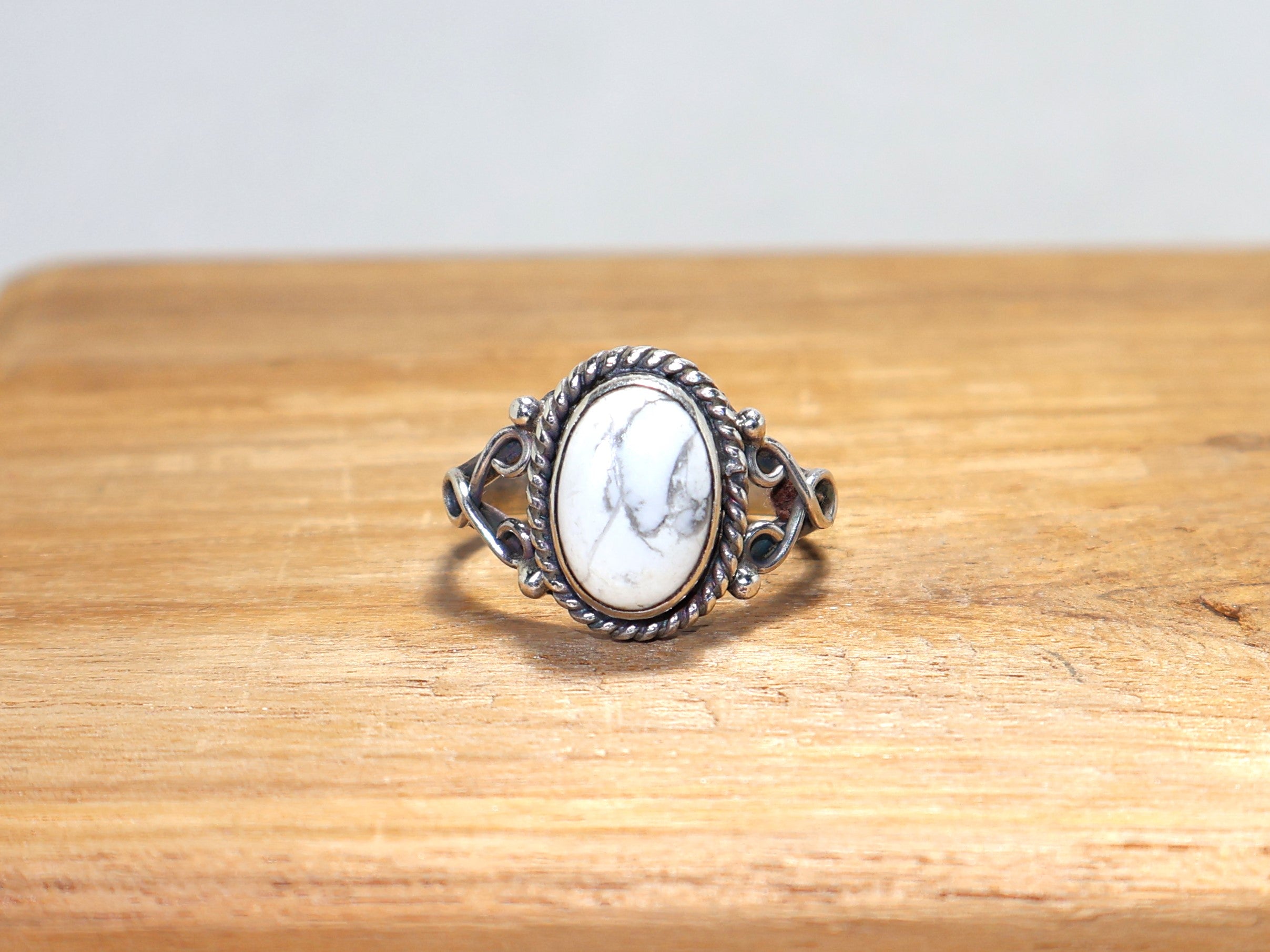 Natürlicher weißer Edelstein Howlith-Ring 925 Sterling Silber Ring Handgemachter Silberschmuck Geschenk für Sie Unisex-Ring