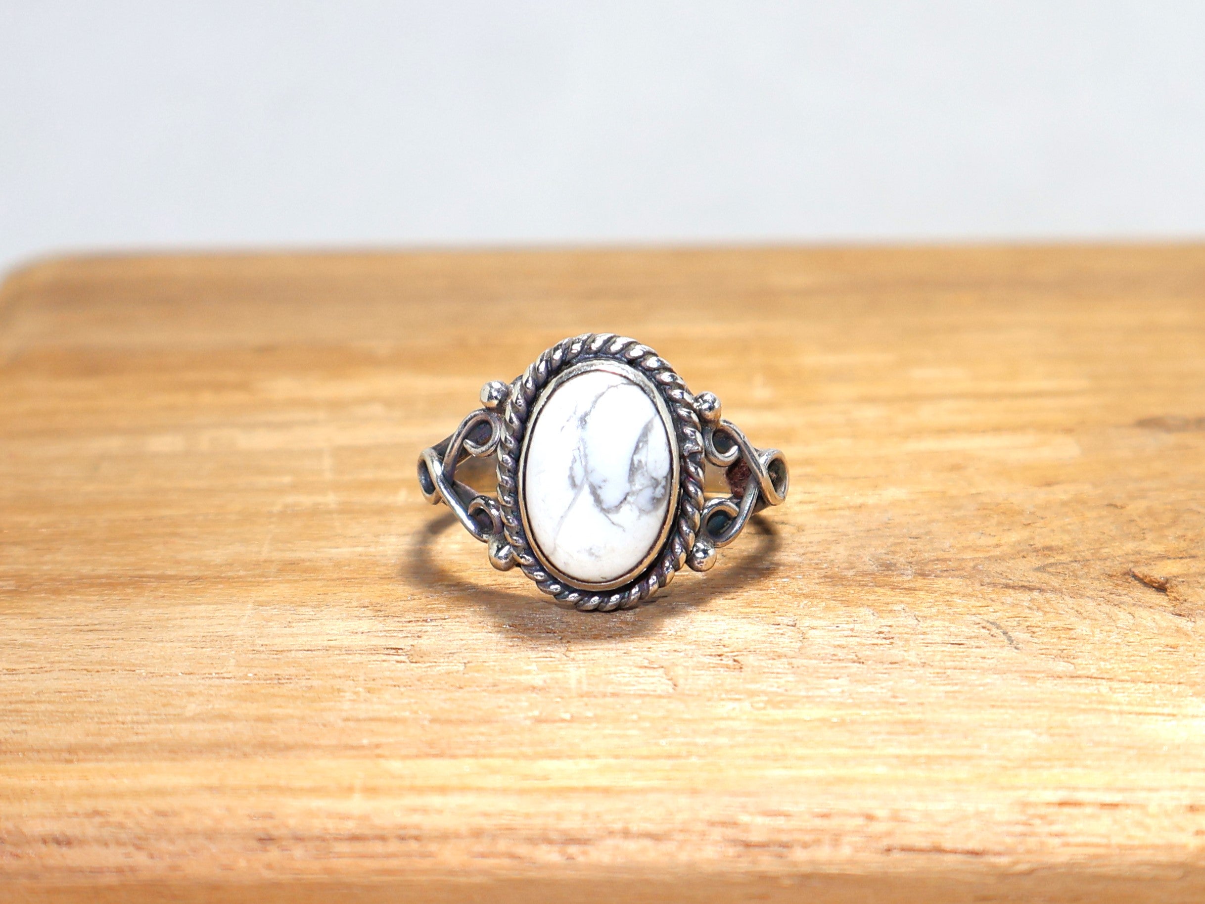 Natürlicher weißer Edelstein Howlith-Ring 925 Sterling Silber Ring Handgemachter Silberschmuck Geschenk für Sie Unisex-Ring