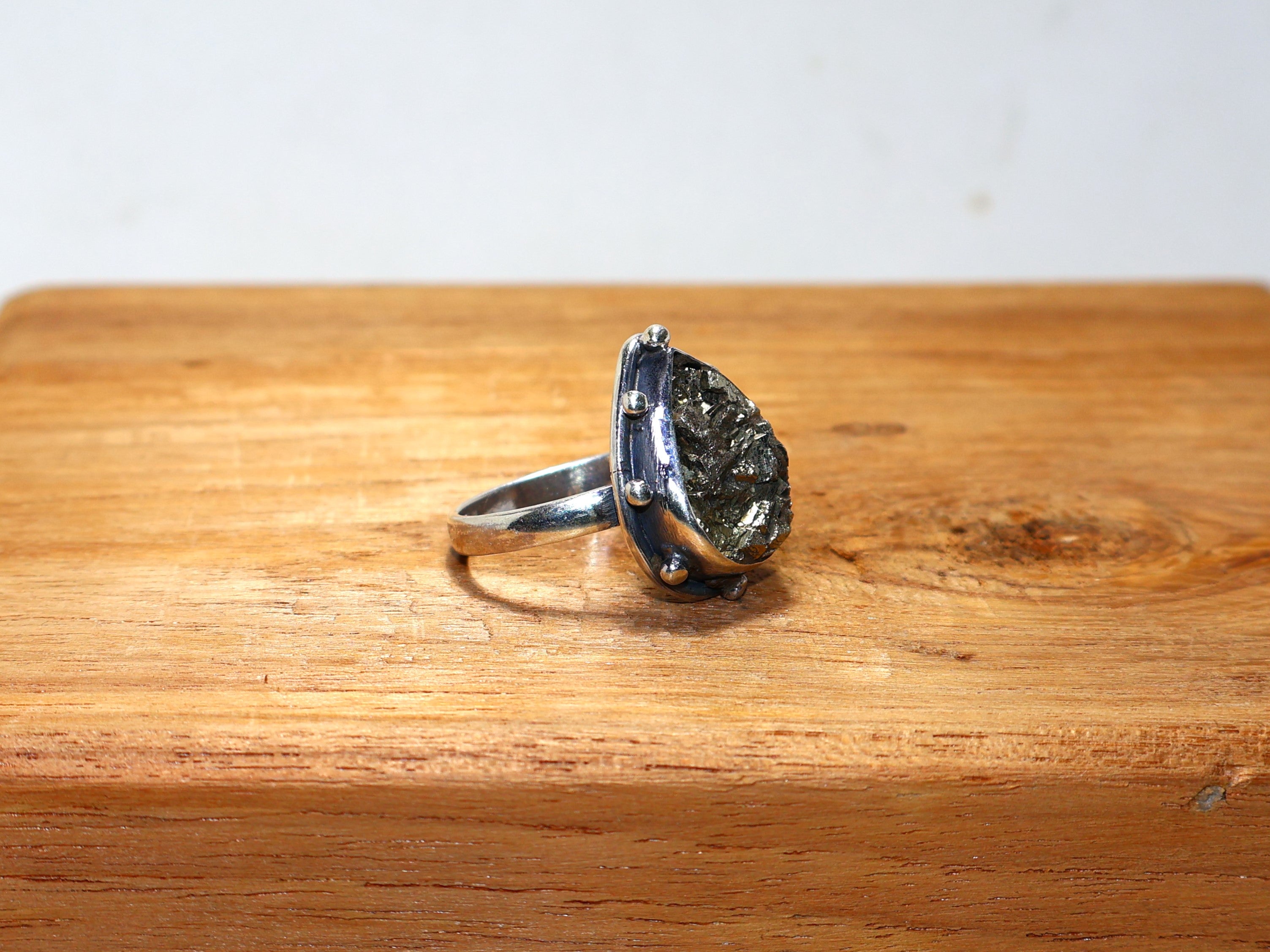 Natürlicher Rohpyrit Drusenring 925er massiver Sterlingsilberring Handgemachter Minimalistischer Ring Statement-Ring Einzigartiger Ring Birnenförmiger Ring