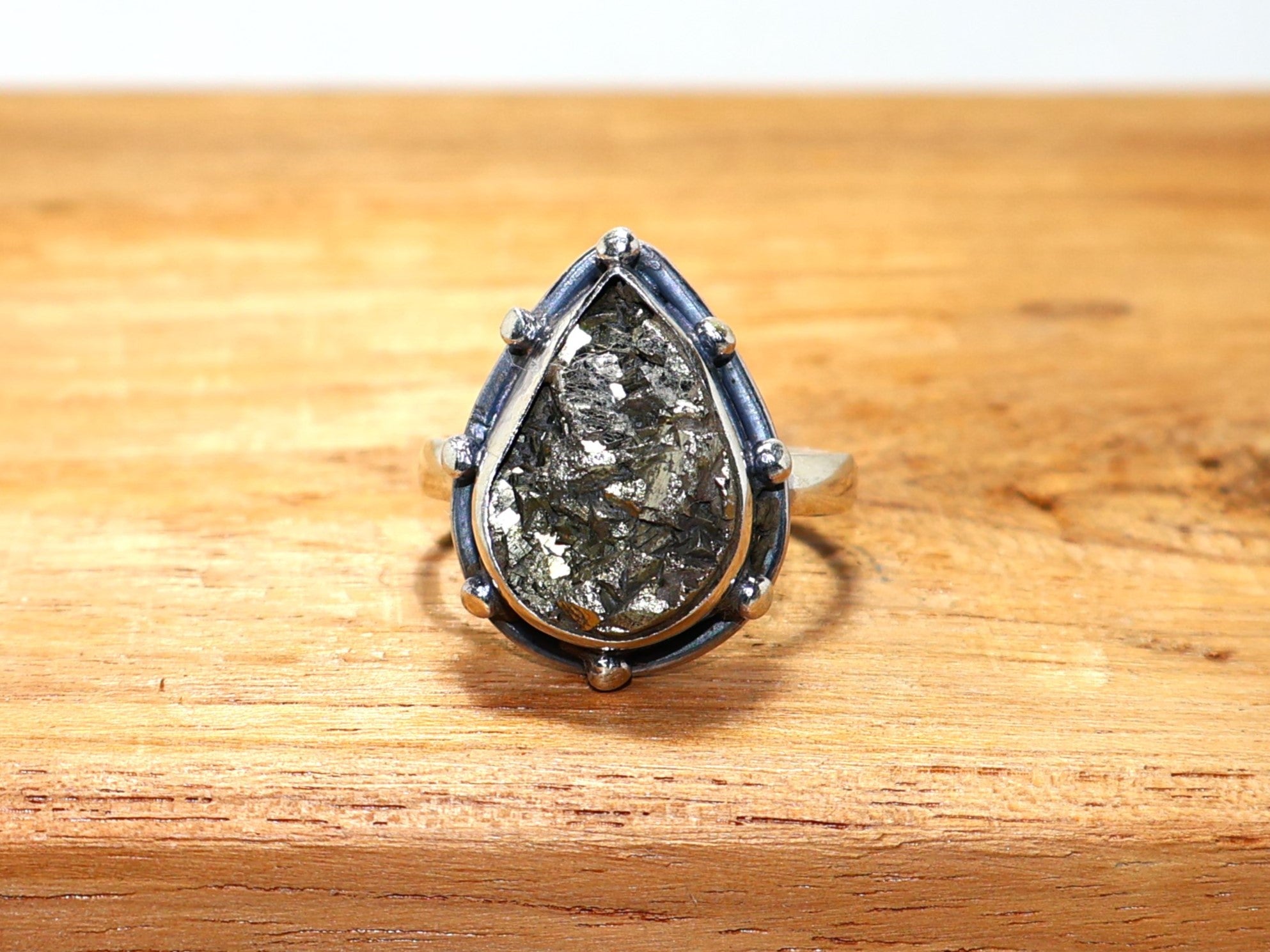 Natürlicher Rohpyrit Drusenring 925er massiver Sterlingsilberring Handgemachter Minimalistischer Ring Statement-Ring Einzigartiger Ring Birnenförmiger Ring