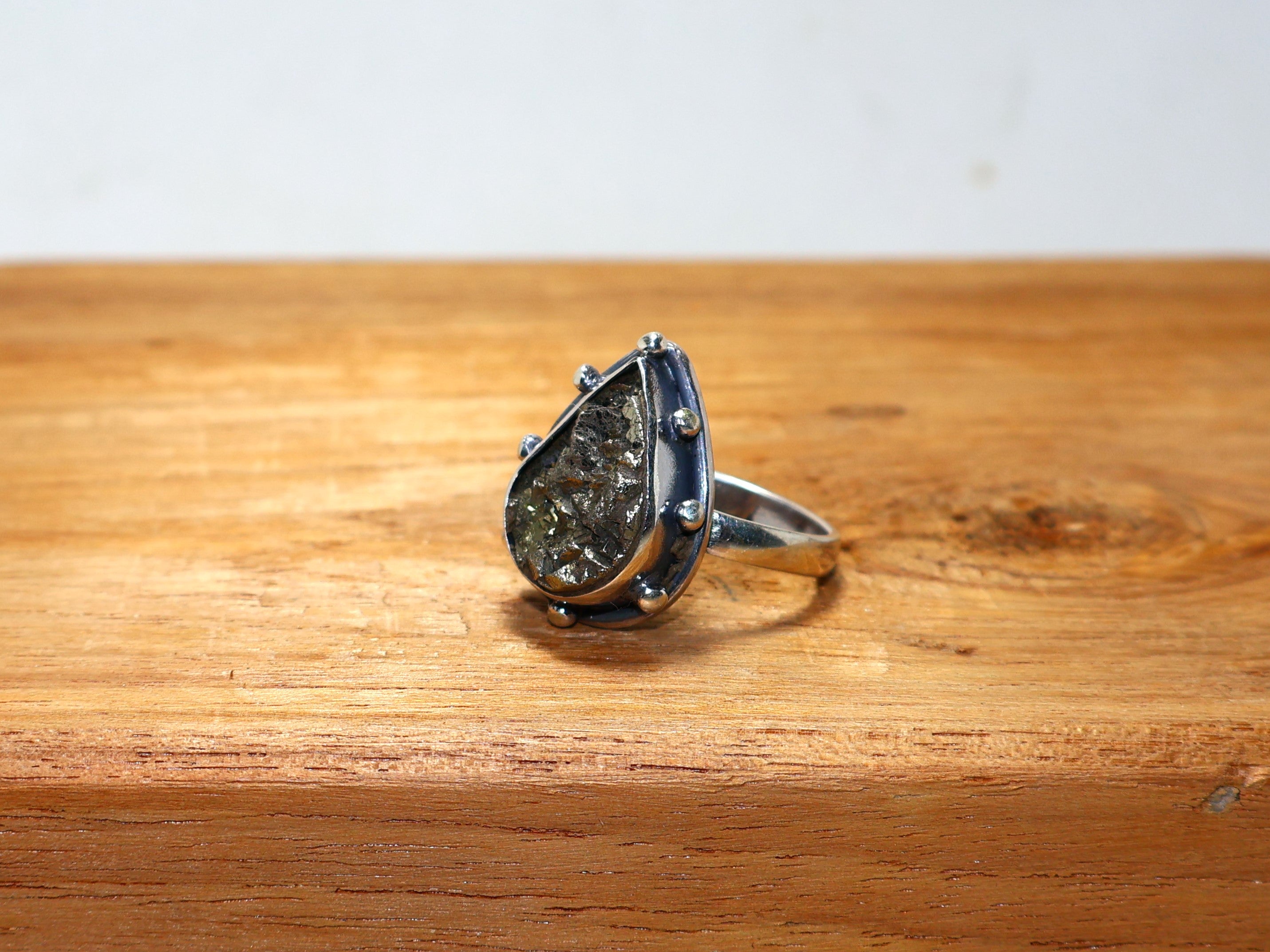 Natürlicher Rohpyrit Drusenring 925er massiver Sterlingsilberring Handgemachter Minimalistischer Ring Statement-Ring Einzigartiger Ring Birnenförmiger Ring