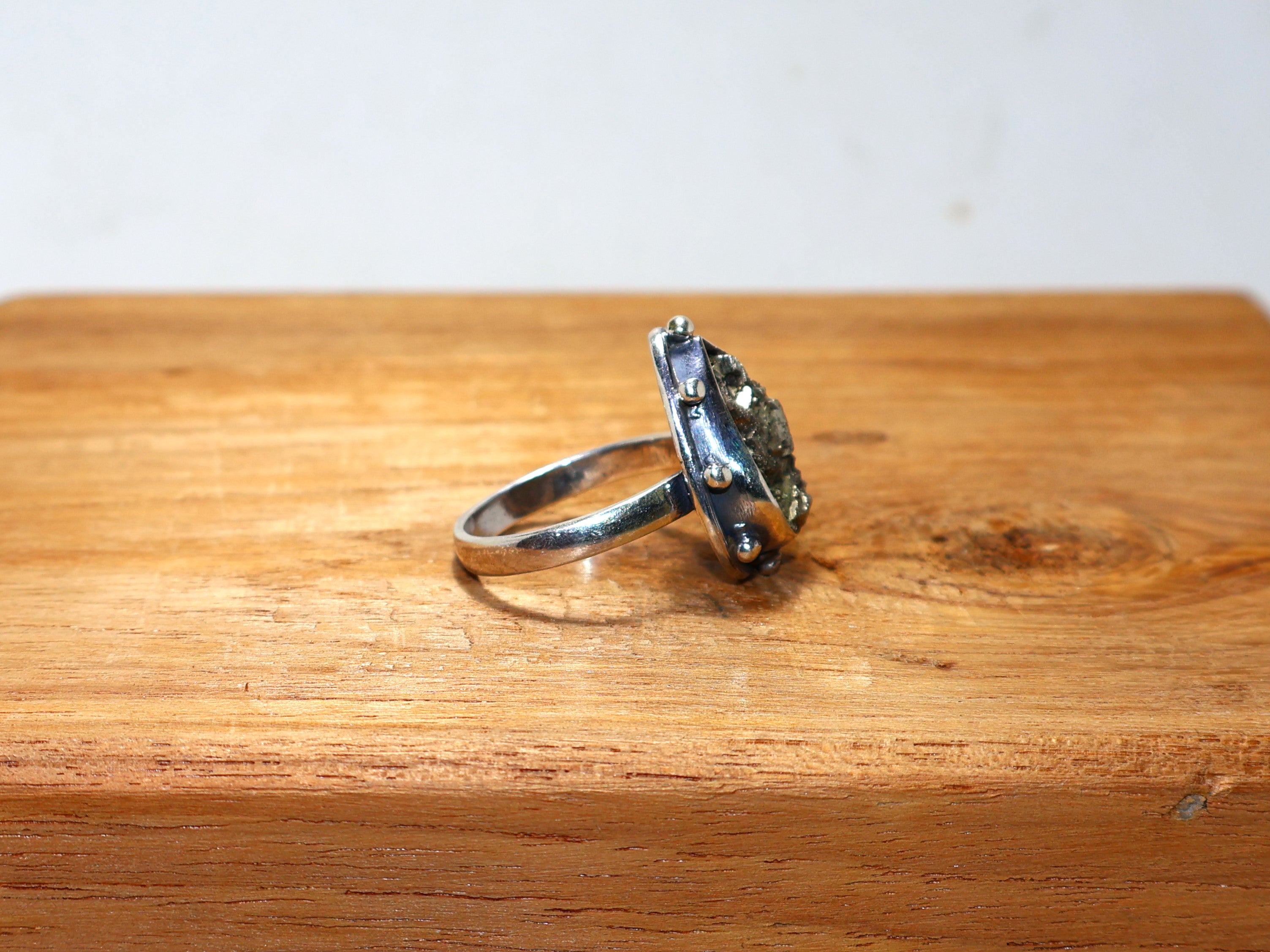 Natürlicher Rohpyrit Drusenring 925er massiver Sterlingsilberring Handgemachter Minimalistischer Ring Statement-Ring Einzigartiger Ring Birnenförmiger Ring