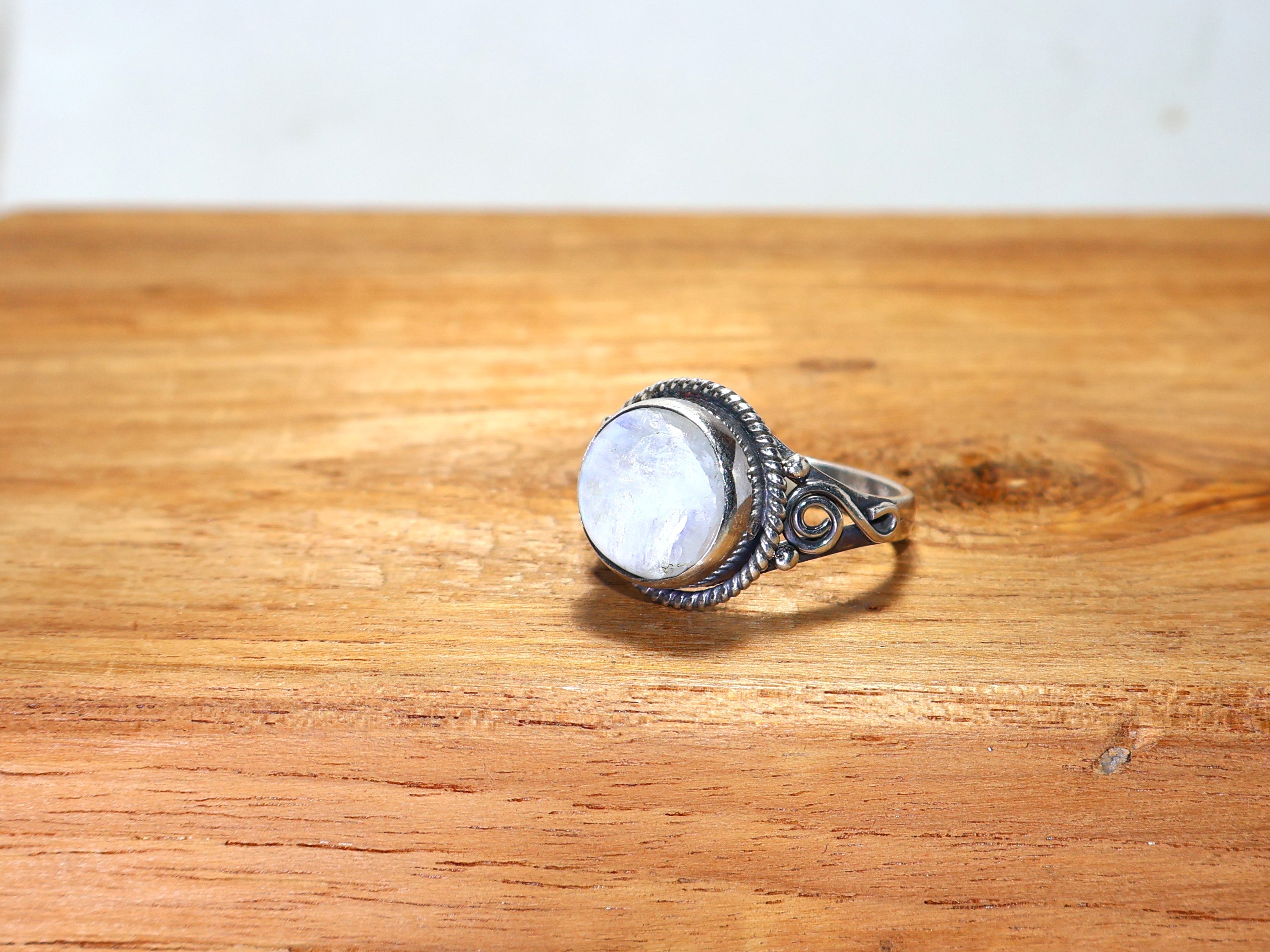 Regenbogen-Mondstein-Ring 925er massiver Sterlingsilber-Ring Ovaler Edelstein-Ring Blauer Feuerstein Boho minimalistischer Ring Geschenk für sie
