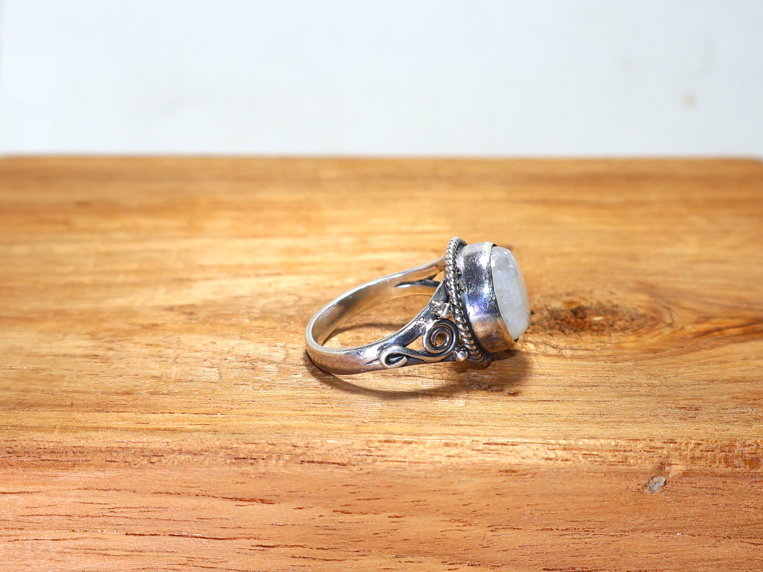 Regenbogen-Mondstein-Ring 925er massiver Sterlingsilber-Ring Ovaler Edelstein-Ring Blauer Feuerstein Boho minimalistischer Ring Geschenk für sie