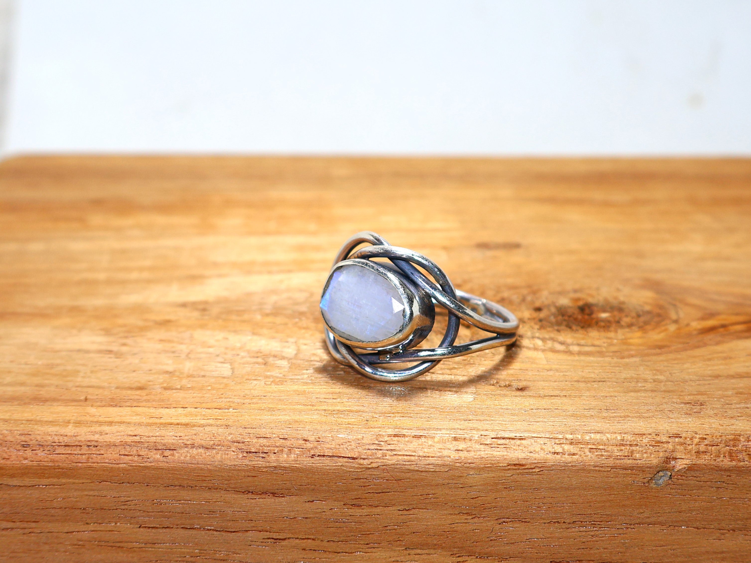 Natürlicher Regenbogen-Mondstein-Schliffstein-Ring 925 Sterling Silber Ring Handgemachter Ring Oval geformter Ring Statement Ring Juni Geburtsstein Ring Damen Ring