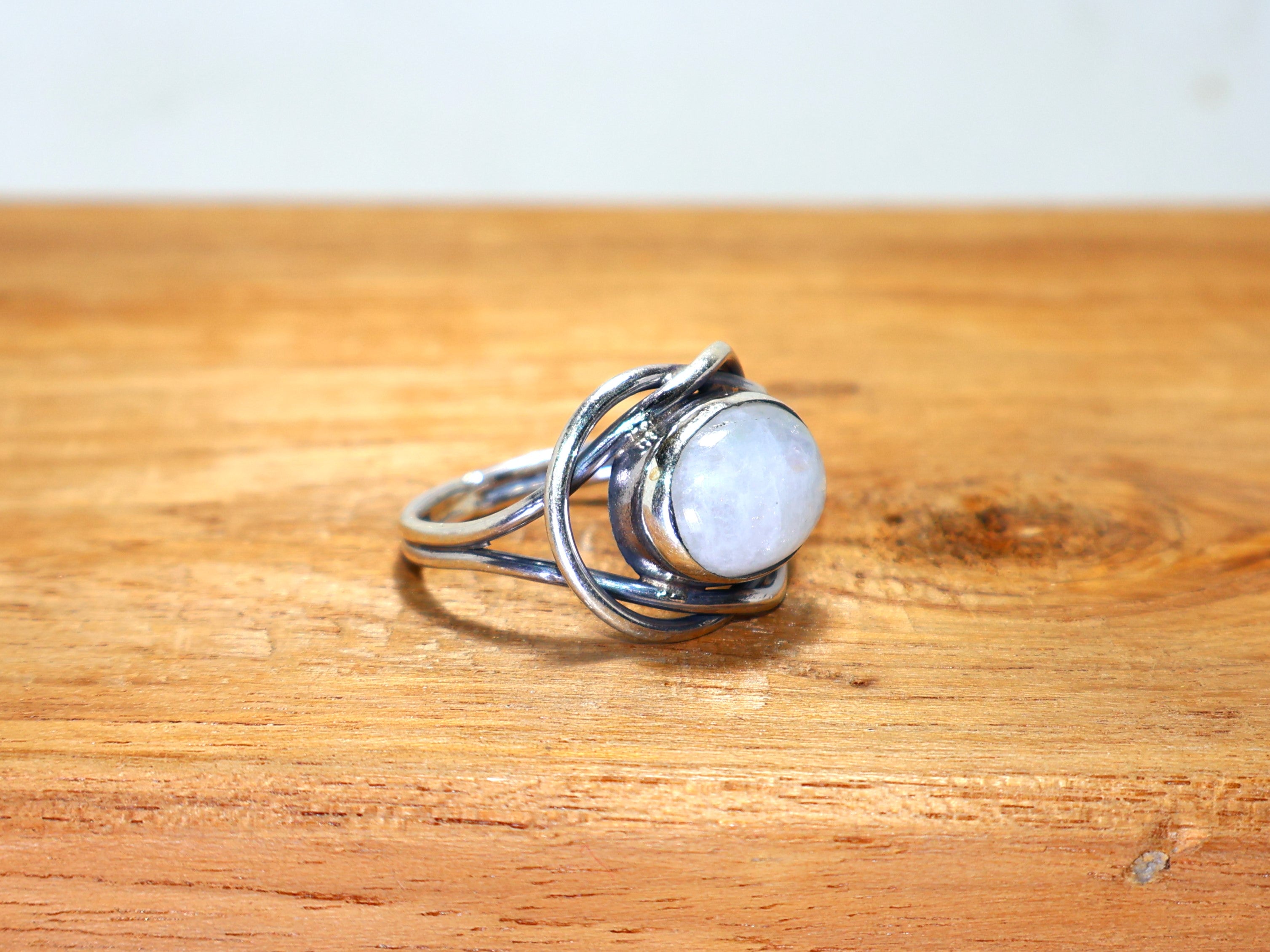 Natürlicher blauer Feuer-Regenbogen-Mondsteinring, ovaler Edelsteinring, zierlicher Ring, Geburtssteinring, einzigartiger Ring, Statement-Ring, 925er Sterlingsilber