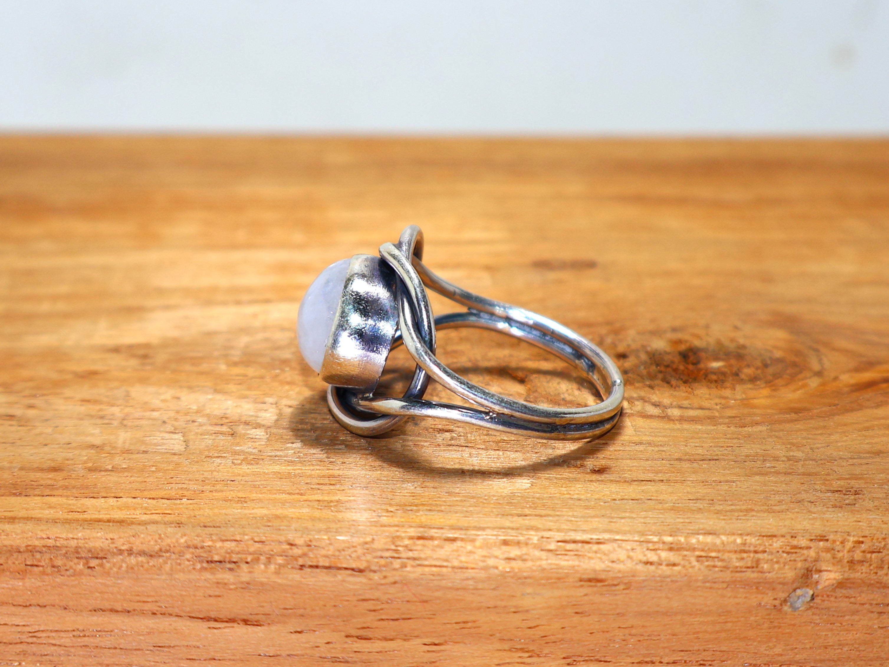 Natürlicher blauer Feuer-Regenbogen-Mondsteinring, ovaler Edelsteinring, zierlicher Ring, Geburtssteinring, einzigartiger Ring, Statement-Ring, 925er Sterlingsilber
