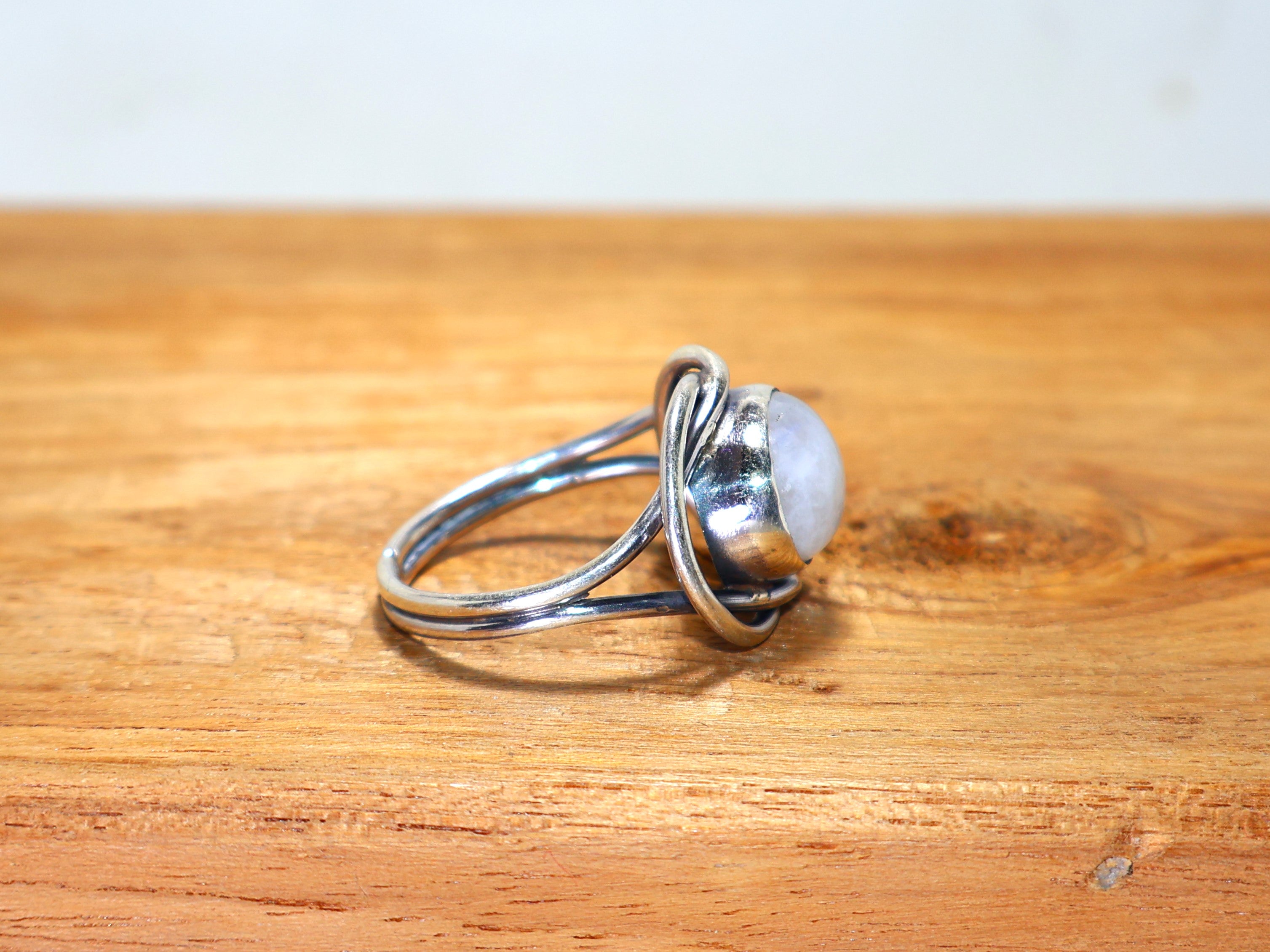 Natürlicher blauer Feuer-Regenbogen-Mondsteinring, ovaler Edelsteinring, zierlicher Ring, Geburtssteinring, einzigartiger Ring, Statement-Ring, 925er Sterlingsilber