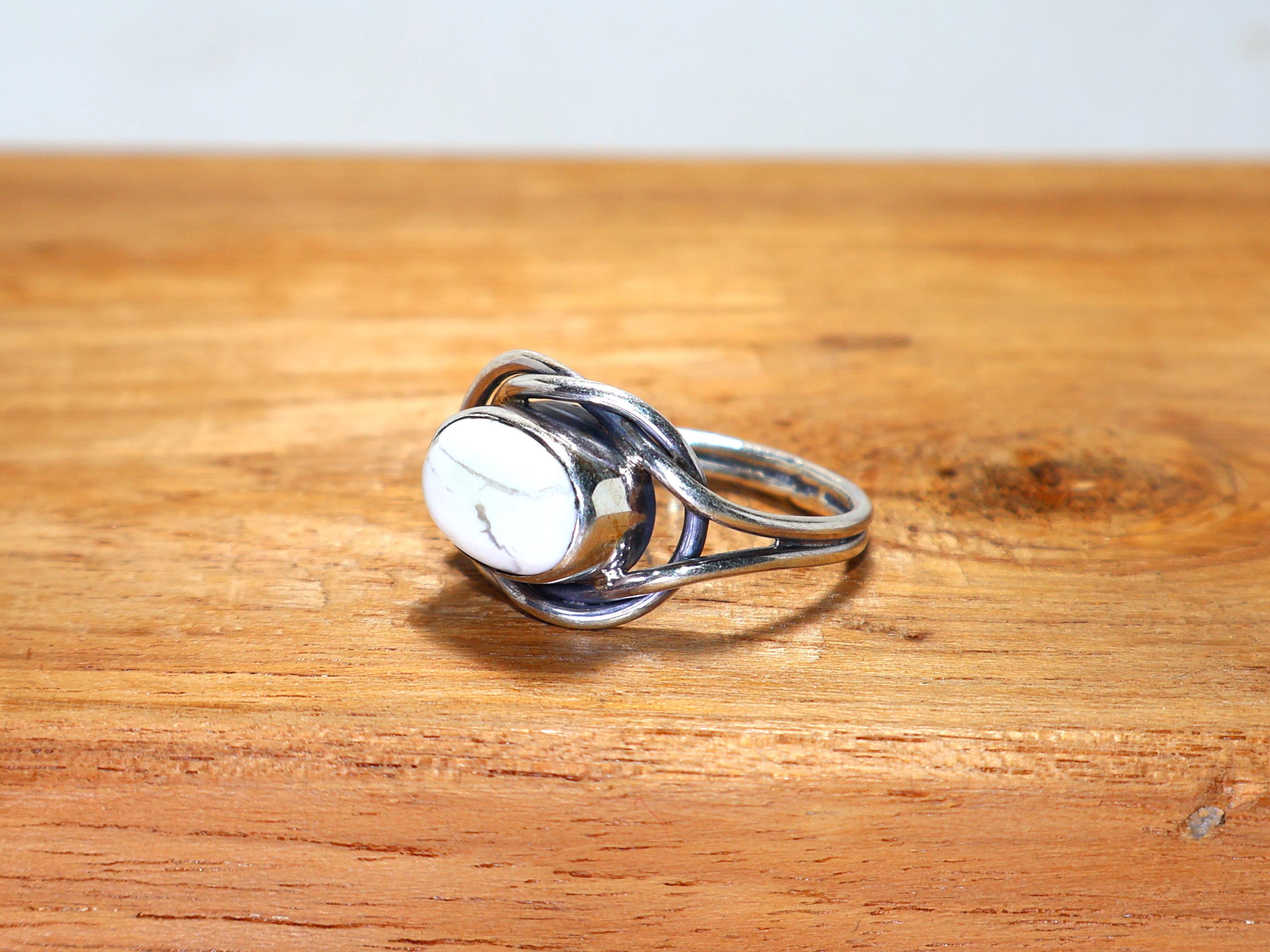 Natürlicher Howlith-Ring, 925er Sterlingsilber-Ring, Ring mit weißem Stein, handgefertigter Damenring, ovaler Edelsteinring, Statement-Ring, einzigartiger Silberring, Geschenk für Frauen