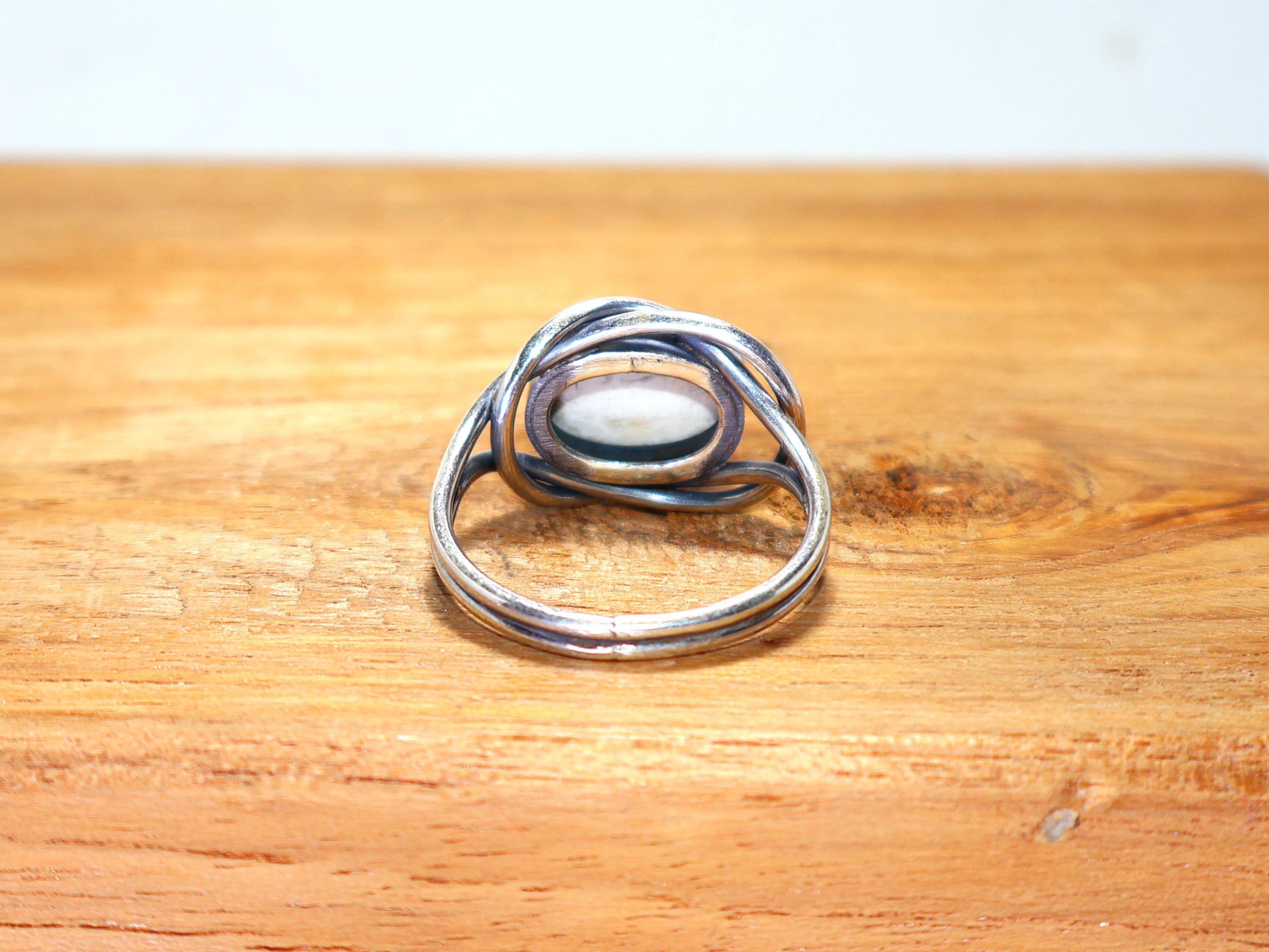 Natürlicher Howlith-Ring, 925er Sterlingsilber-Ring, Ring mit weißem Stein, handgefertigter Damenring, ovaler Edelsteinring, Statement-Ring, einzigartiger Silberring, Geschenk für Frauen