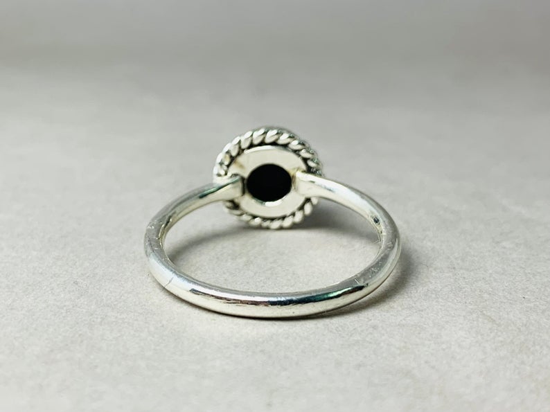 Natürlicher schwarzer Onyx-Ring, 925er Sterlingsilber, Edelsteinring, handgefertigter runder Onyx-Cabochon-Ring, zierlicher Ring