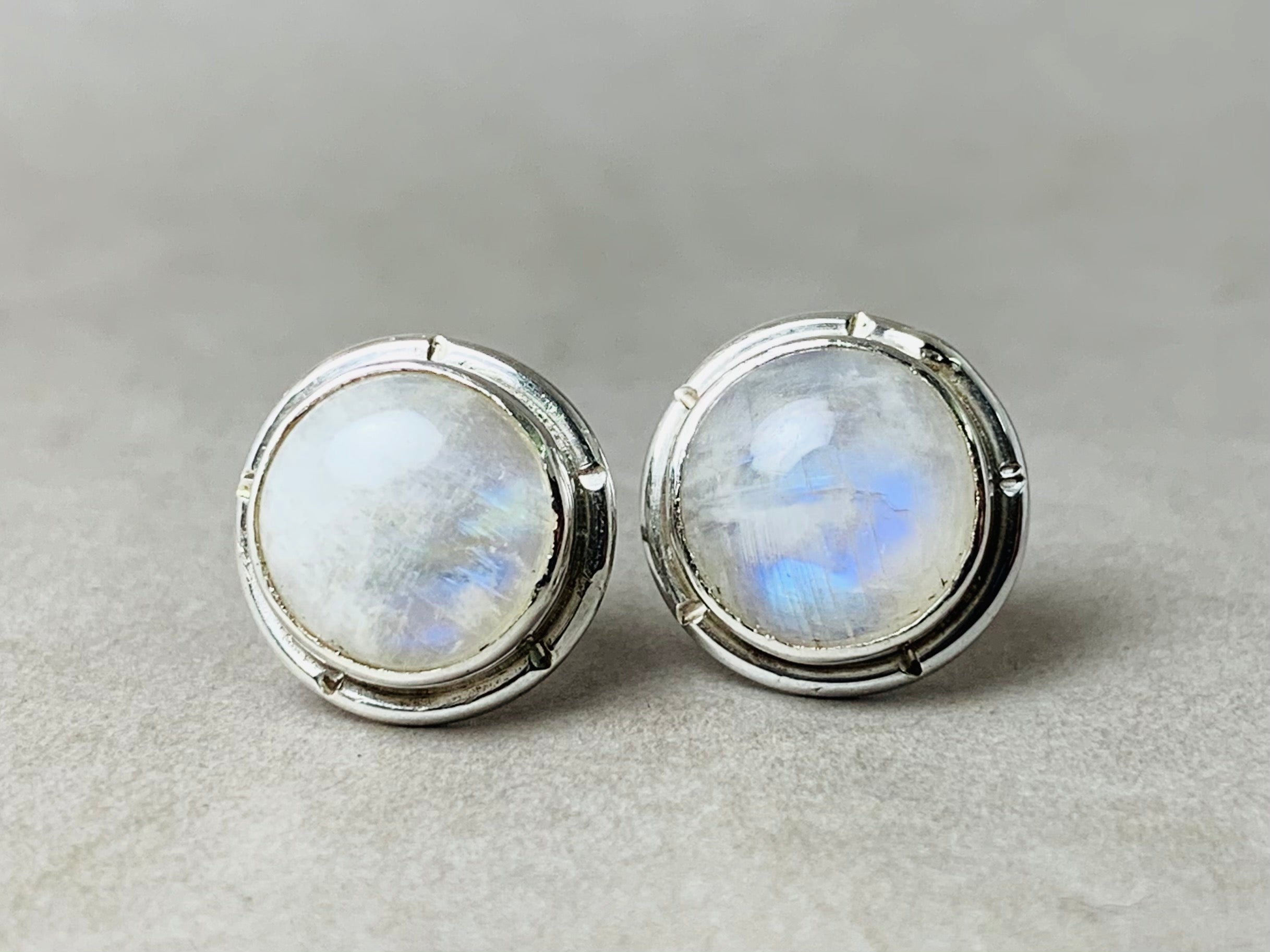 Regenbogen-Mondstein-Ohrstecker 925 Sterling Silber Ohrstecker Runde Mondstein-Ohrringe Damen-Ohrringe Statement-Ohrringe