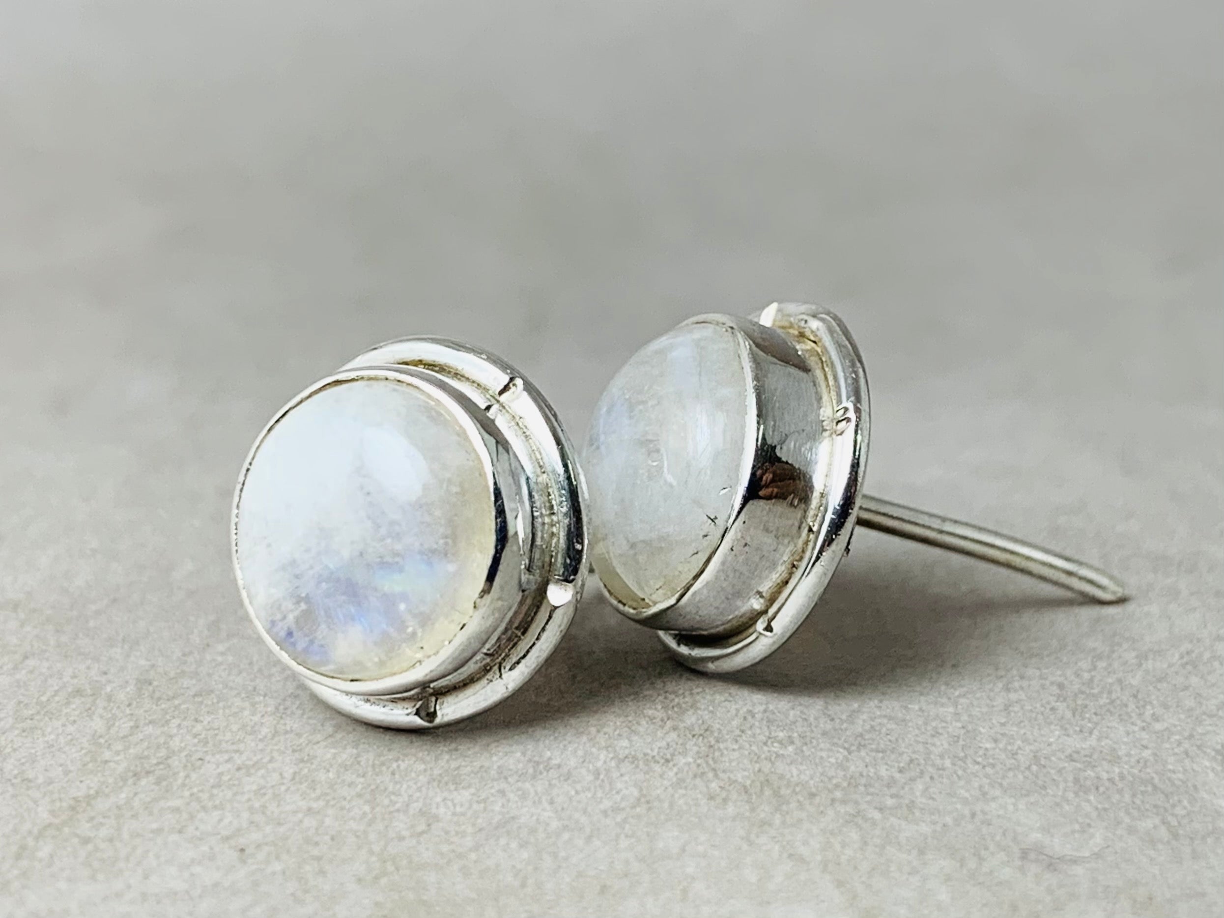 Regenbogen-Mondstein-Ohrstecker 925 Sterling Silber Ohrstecker Runde Mondstein-Ohrringe Damen-Ohrringe Statement-Ohrringe