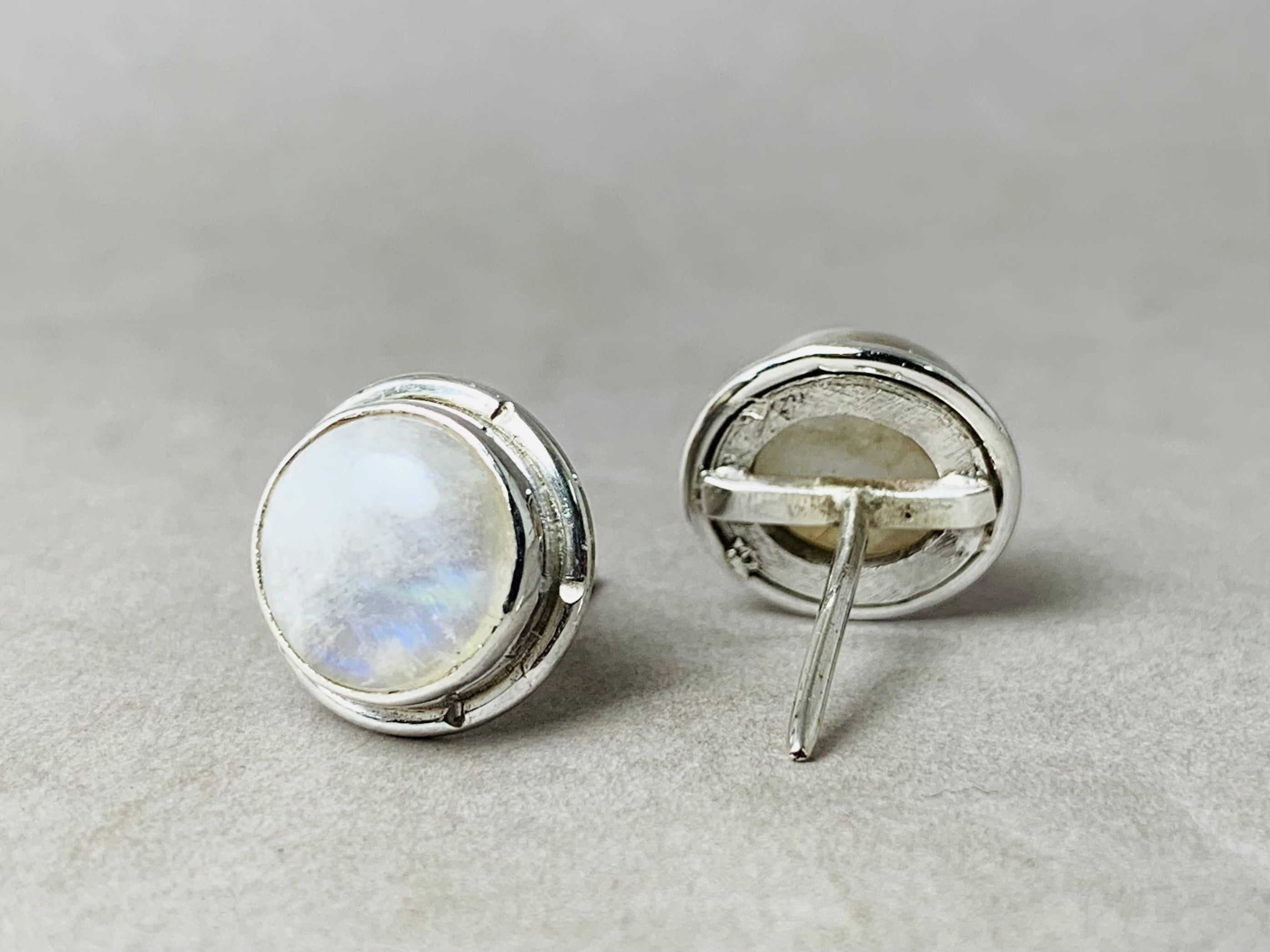 Regenbogen-Mondstein-Ohrstecker 925 Sterling Silber Ohrstecker Runde Mondstein-Ohrringe Damen-Ohrringe Statement-Ohrringe