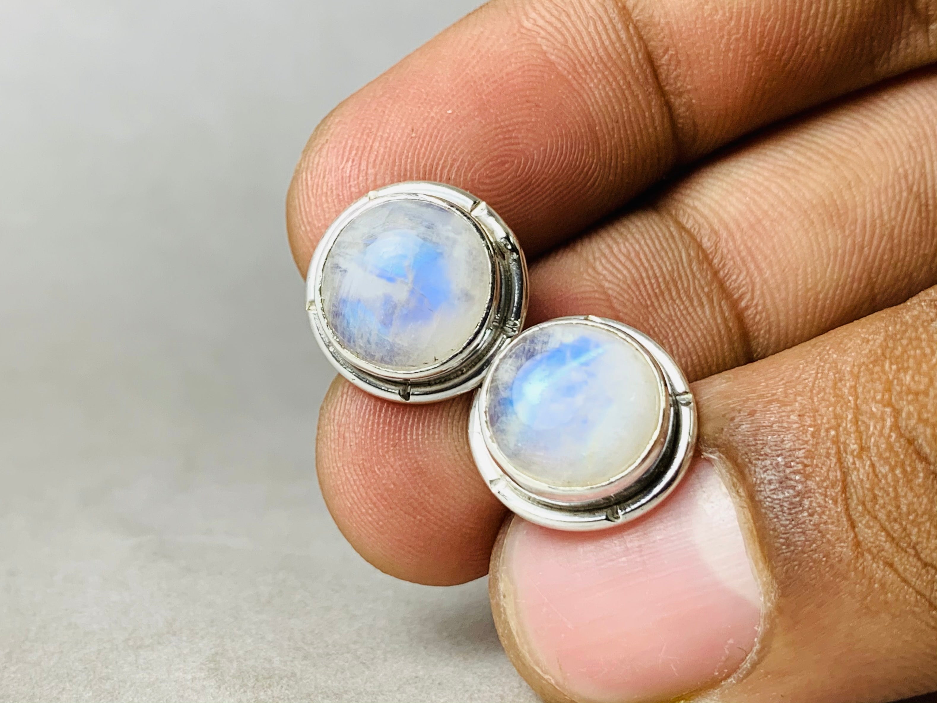 Regenbogen-Mondstein-Ohrstecker 925 Sterling Silber Ohrstecker Runde Mondstein-Ohrringe Damen-Ohrringe Statement-Ohrringe