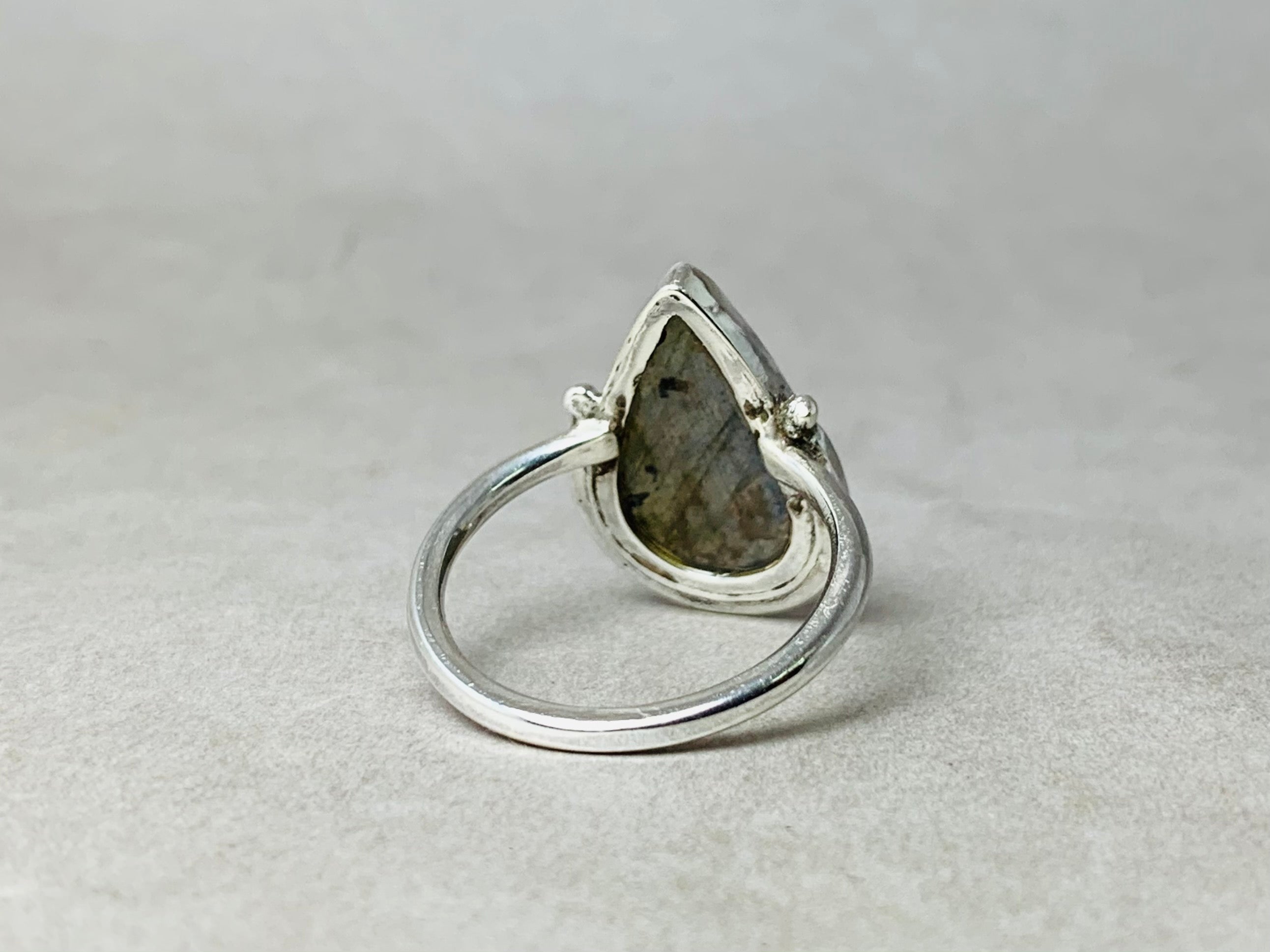 Tropfenförmiger Labradorit-Edelsteinring 925 Sterling Silber Boho Ring Blauer Labradorit Geburtssteinring Einzigartiger Ring Handgemachter Ring