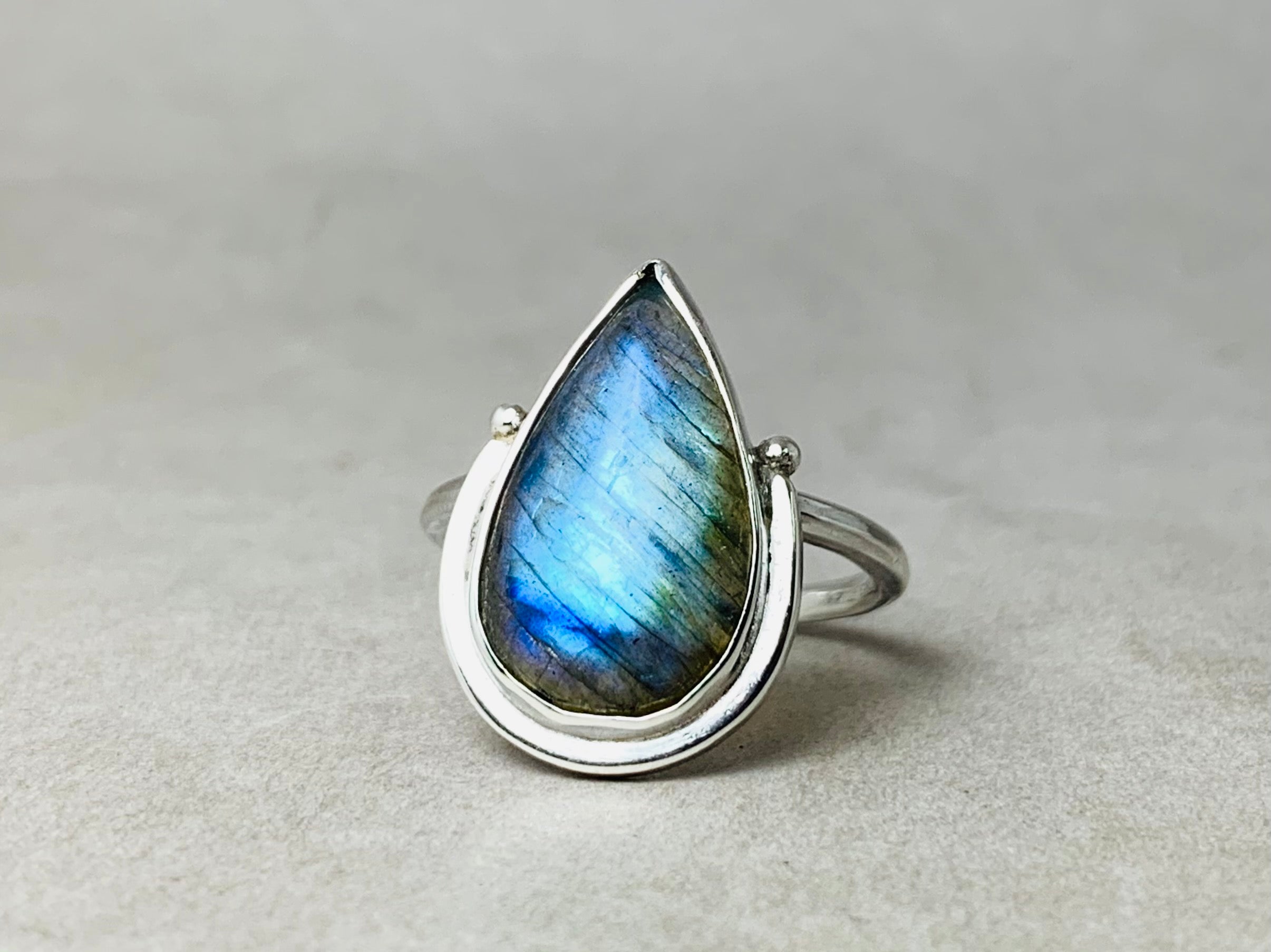 Tropfenförmiger Labradorit-Edelsteinring 925 Sterling Silber Boho Ring Blauer Labradorit Geburtssteinring Einzigartiger Ring Handgemachter Ring
