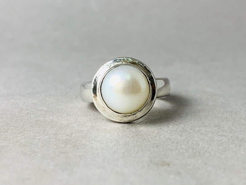 Weißer Perlenring 925 Sterling Silber Handgemachter einzigartiger Ring Minimalistischer zierlicher Ring Runde Form Edelstein