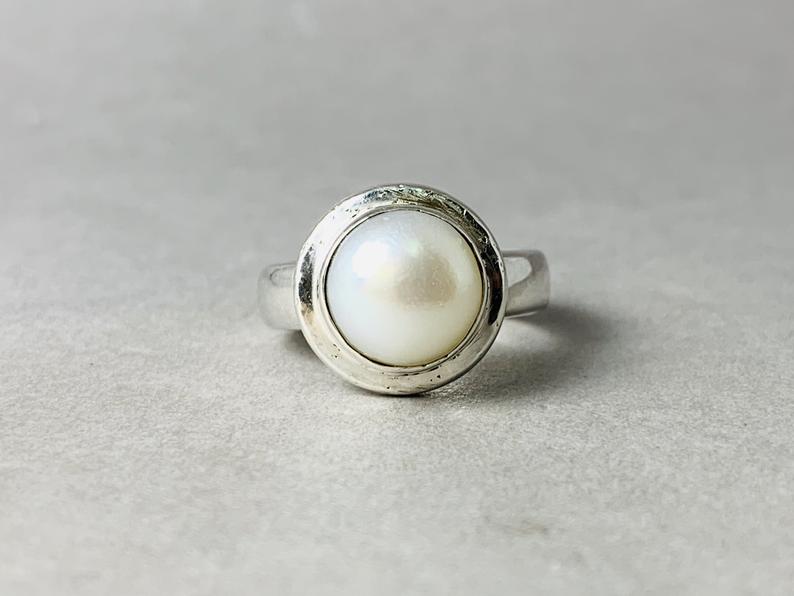 Weißer Perlenring 925 Sterling Silber Handgemachter einzigartiger Ring Minimalistischer zierlicher Ring Runde Form Edelstein