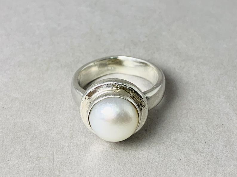 Weißer Perlenring 925 Sterling Silber Handgemachter einzigartiger Ring Minimalistischer zierlicher Ring Runde Form Edelstein