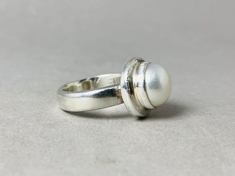 Weißer Perlenring 925 Sterling Silber Handgemachter einzigartiger Ring Minimalistischer zierlicher Ring Runde Form Edelstein