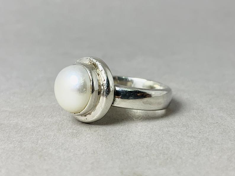 Weißer Perlenring 925 Sterling Silber Handgemachter einzigartiger Ring Minimalistischer zierlicher Ring Runde Form Edelstein