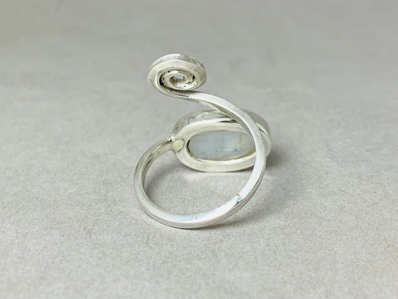 Regenbogen Mondstein Spiralring 925 Silber Ring Handgemachter Ring Geburtsstein Ring Damenring Geschenk für Sie Silberschmuck Boho Ring