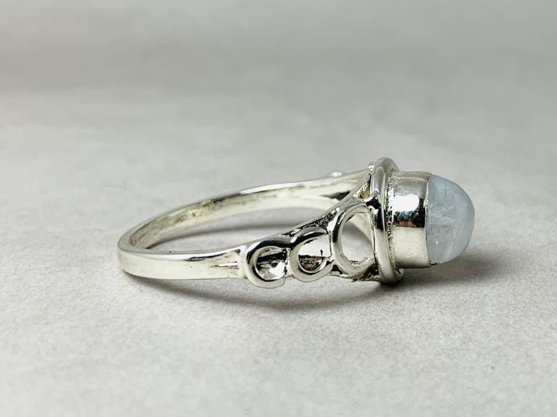 Regenbogen-Mondstein-Ring 925 Sterling Silber Runder Edelstein Boho Blauer Feuer-Mondstein-Ring für Frauen Cabochon-Ring