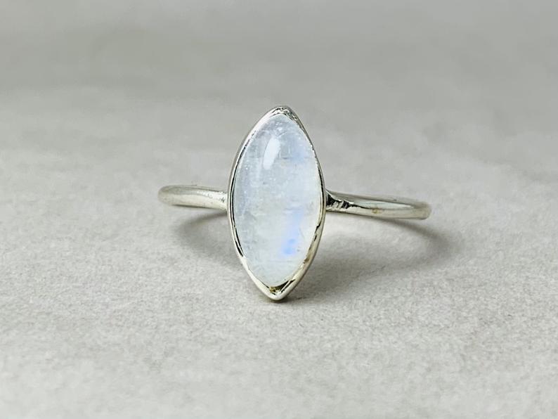Natürlicher blauer Feuer-Mondsteinring Handgemachter böhmischer Ring Marquise-Form Mondstein Alltagsring Geschenk für sie 925 Sterling Silber
