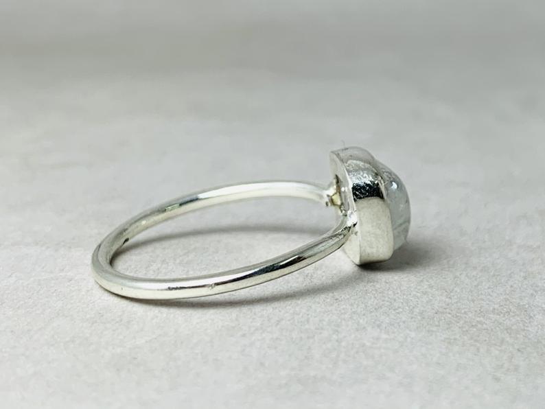 Quadratischer Regenbogen-Mondsteinring 925 Sterling Silber Geburtssteinring Versprechensring Ring Für Frauen Blauer Feuerring