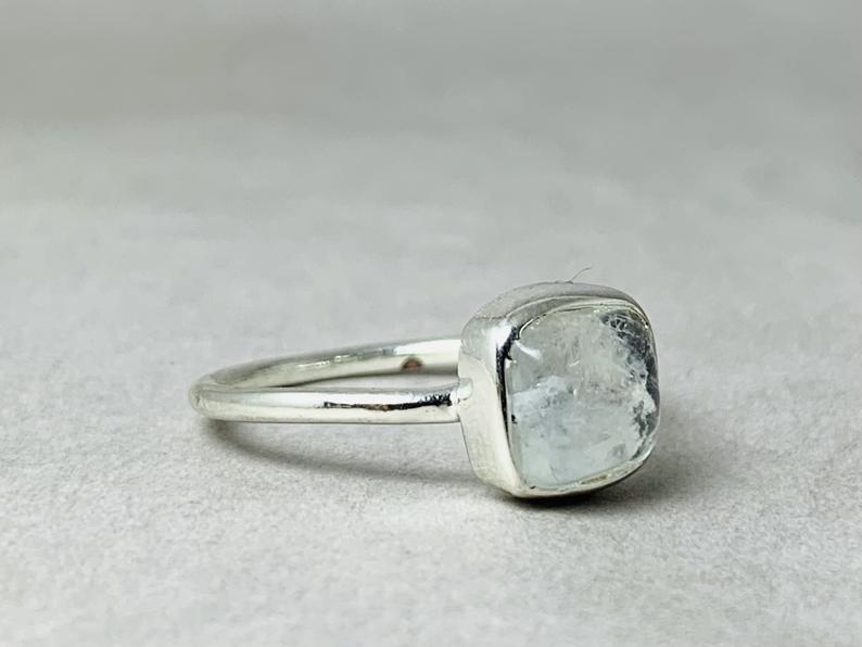 Quadratischer Regenbogen-Mondsteinring 925 Sterling Silber Geburtssteinring Versprechensring Ring Für Frauen Blauer Feuerring