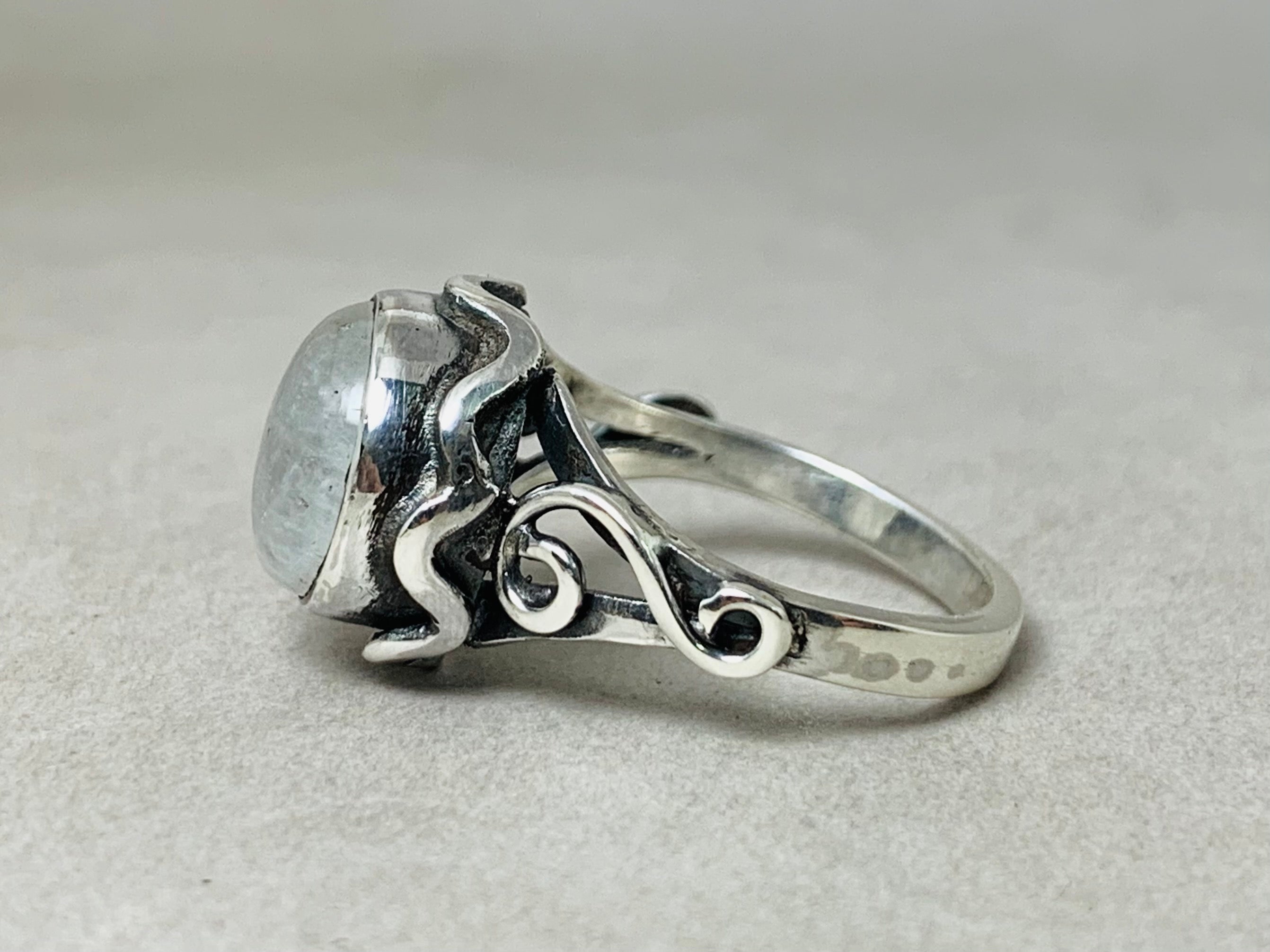 Runder Mondsteinring 925 Sterlingsilber Juni Geburtssteinring Handgemachter Ring Blauer Blitz Schmuck