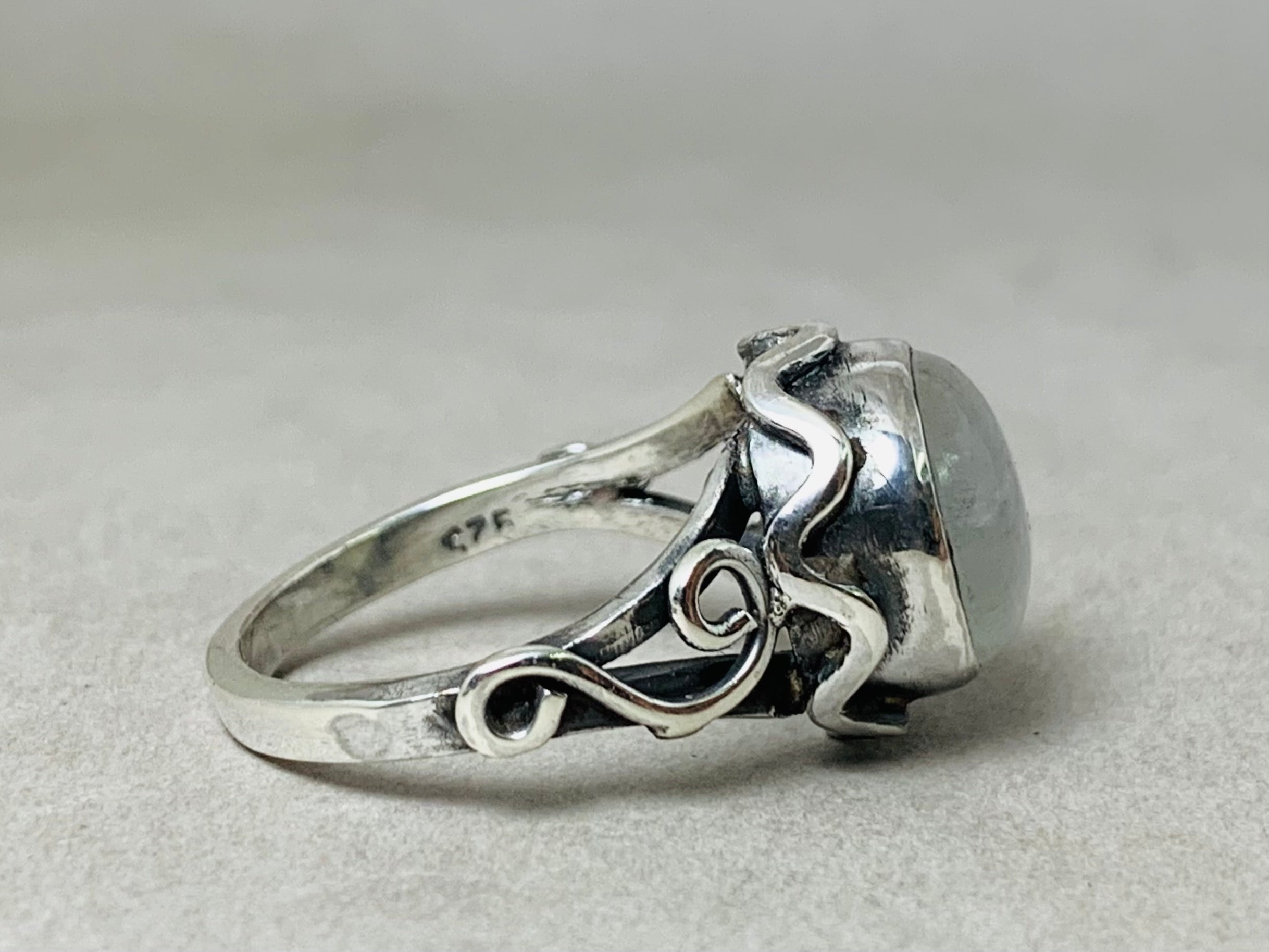 Runder Mondsteinring 925 Sterlingsilber Juni Geburtssteinring Handgemachter Ring Blauer Blitz Schmuck