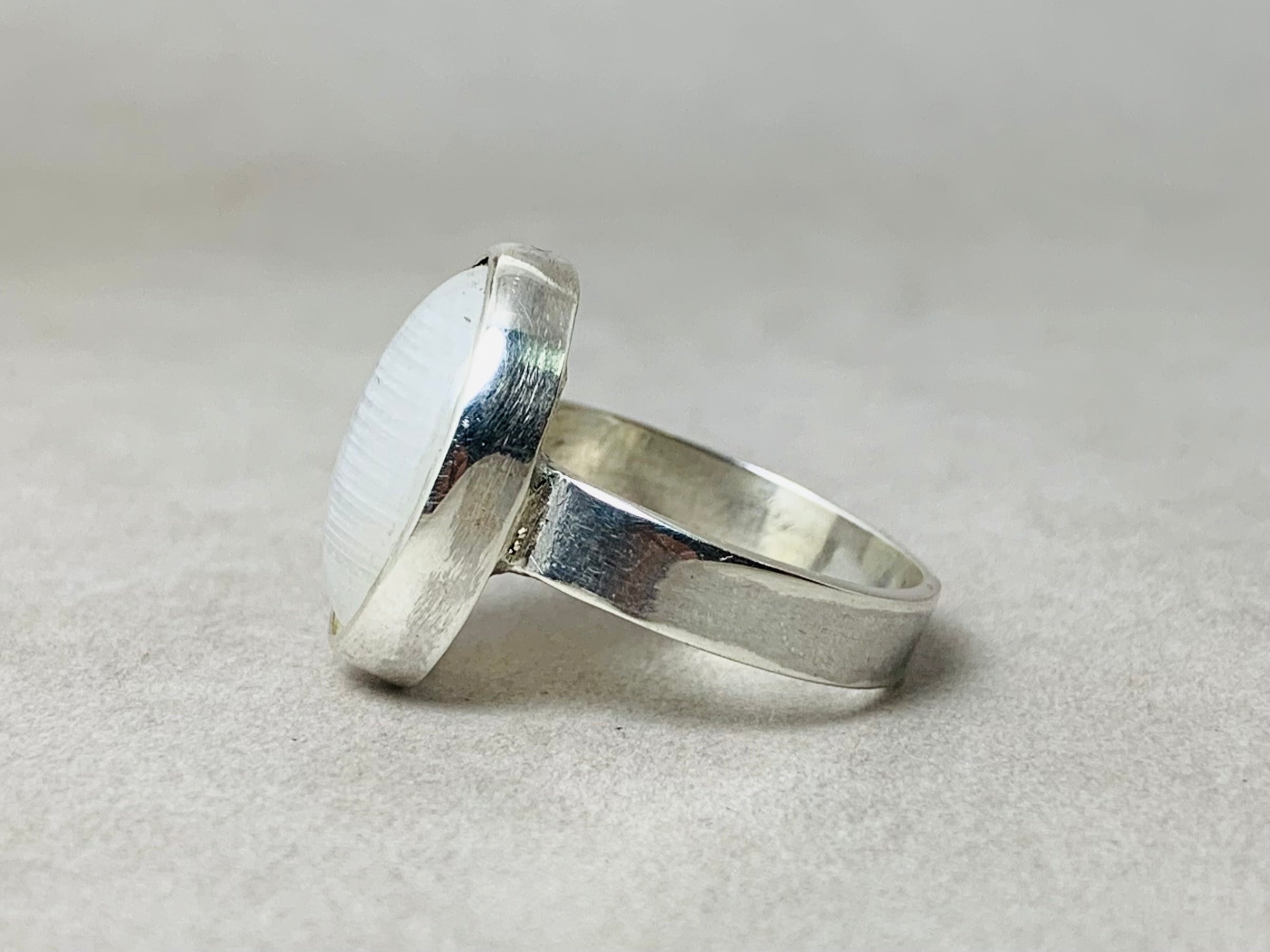 Regenbogen-Mondstein-Ring Massiver Silberring Edelsteinschmuck Ovaler Mondsteinring Handgemachter Boho-Ring Geschenk für Sie